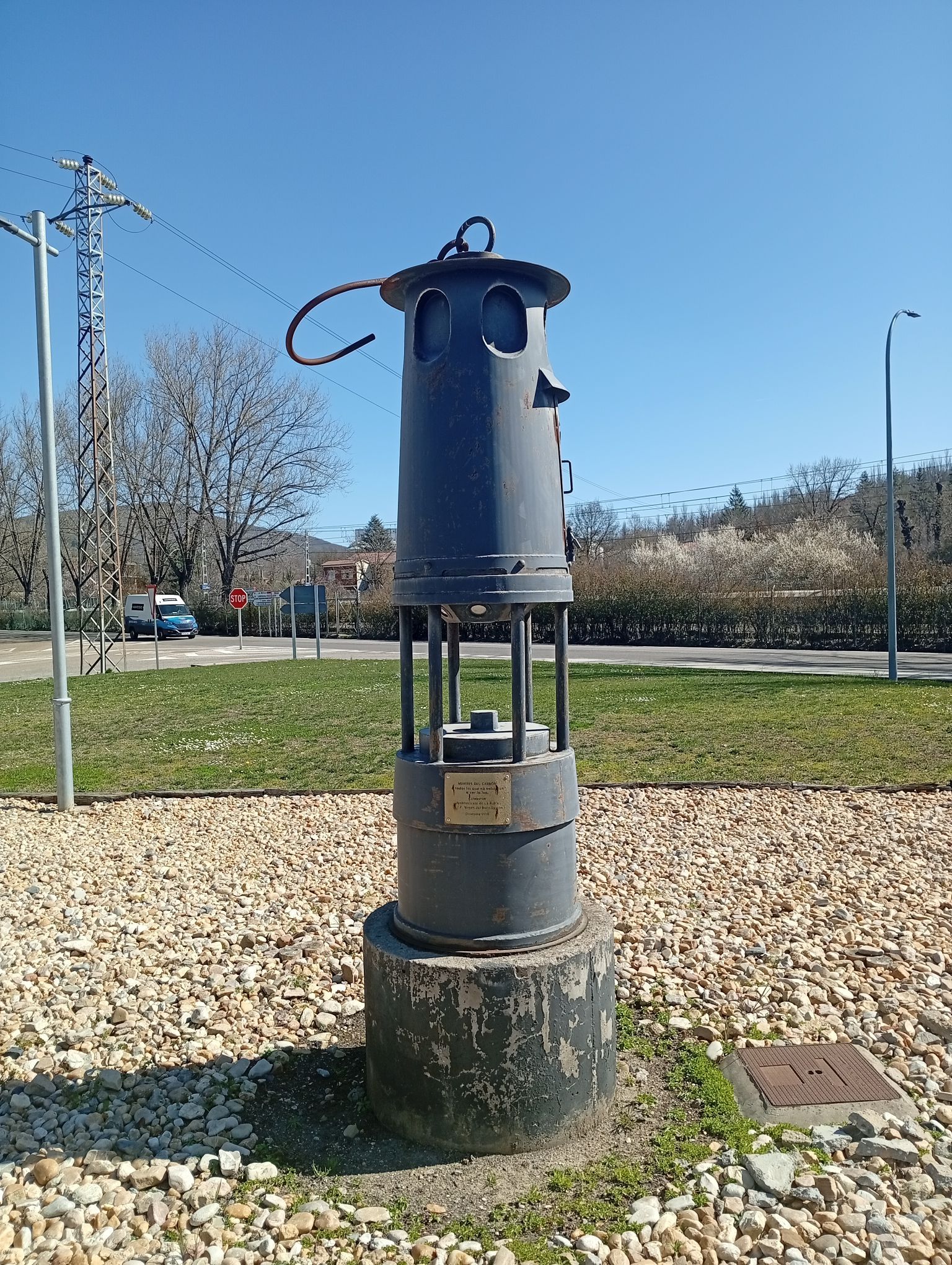 Imagen de la lámpara ubicada en La Robla en memoria de los mineros fallecidos. | E. NIÑO