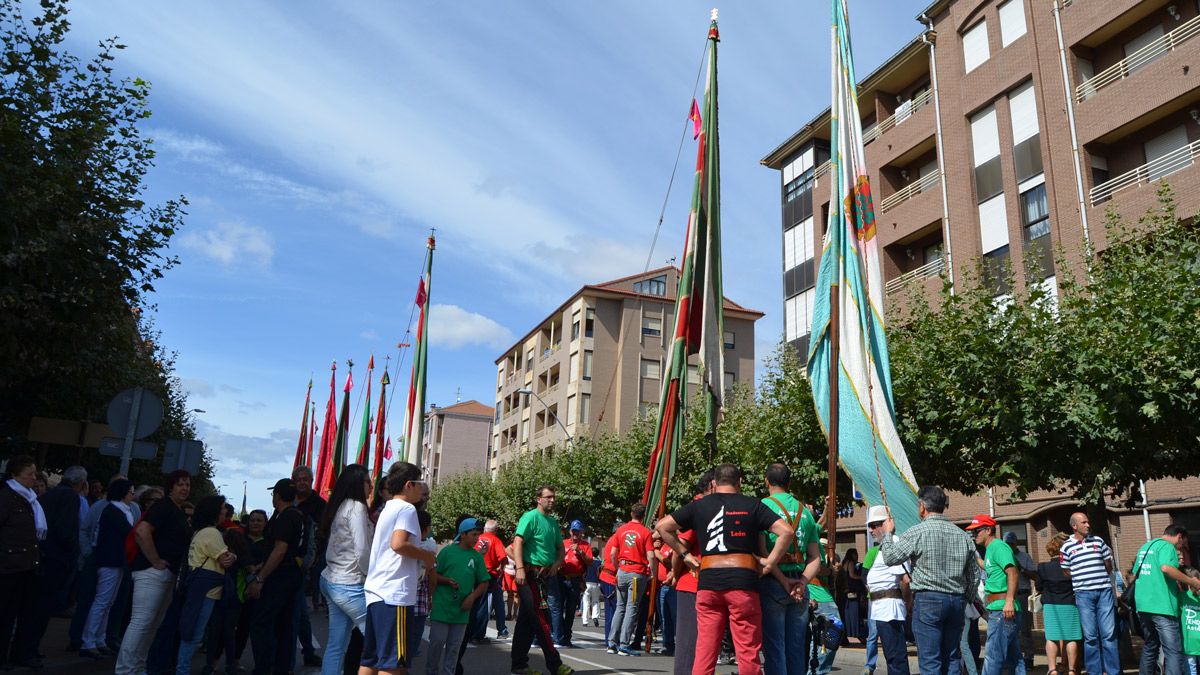 La gente se agolpaba en el Aljibe para presenciar el acto del izado de la bandera. | P.FERRERO