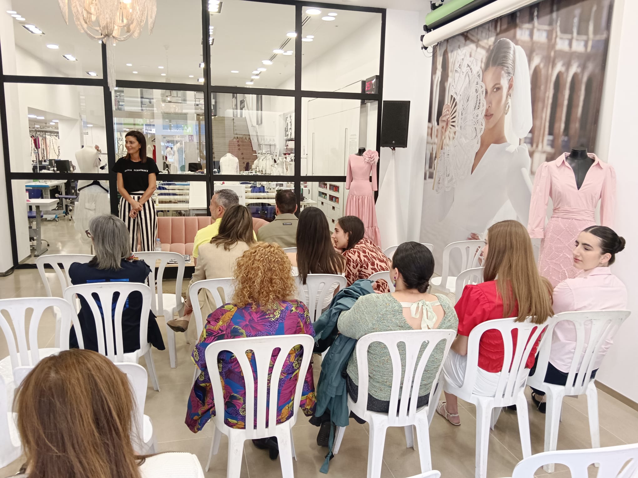 Silvia Fernández abre su atelier al público en la II Semana de la Moda de Ponferrada.
