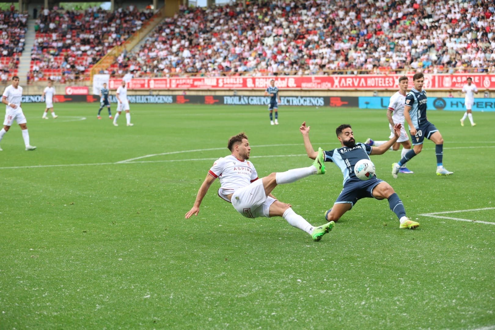 Calero intenta hacer un remate que despeja el defensor del Córdoba. | FERNANDO OTERO