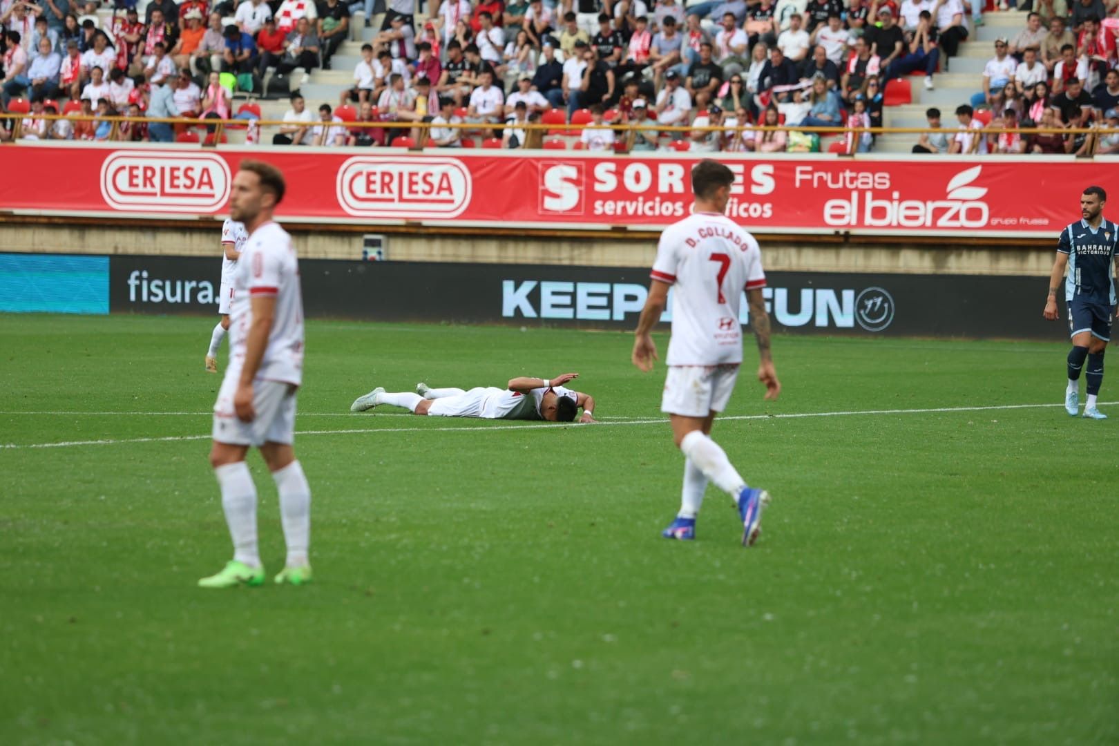 Los jugadores de la Cultural se lamentan tras una de las numerosas ocasiones erradas ante el Córdoba. | FERNANDO OTERO