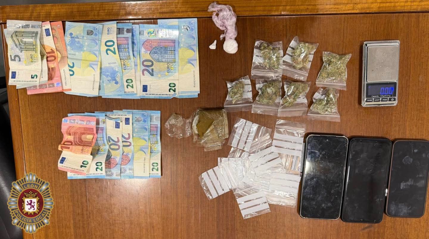 Imágenes del material intervenido por los agentes de la Policía Local de León al detener a los dos varones este fin de semana. | L.N.C.