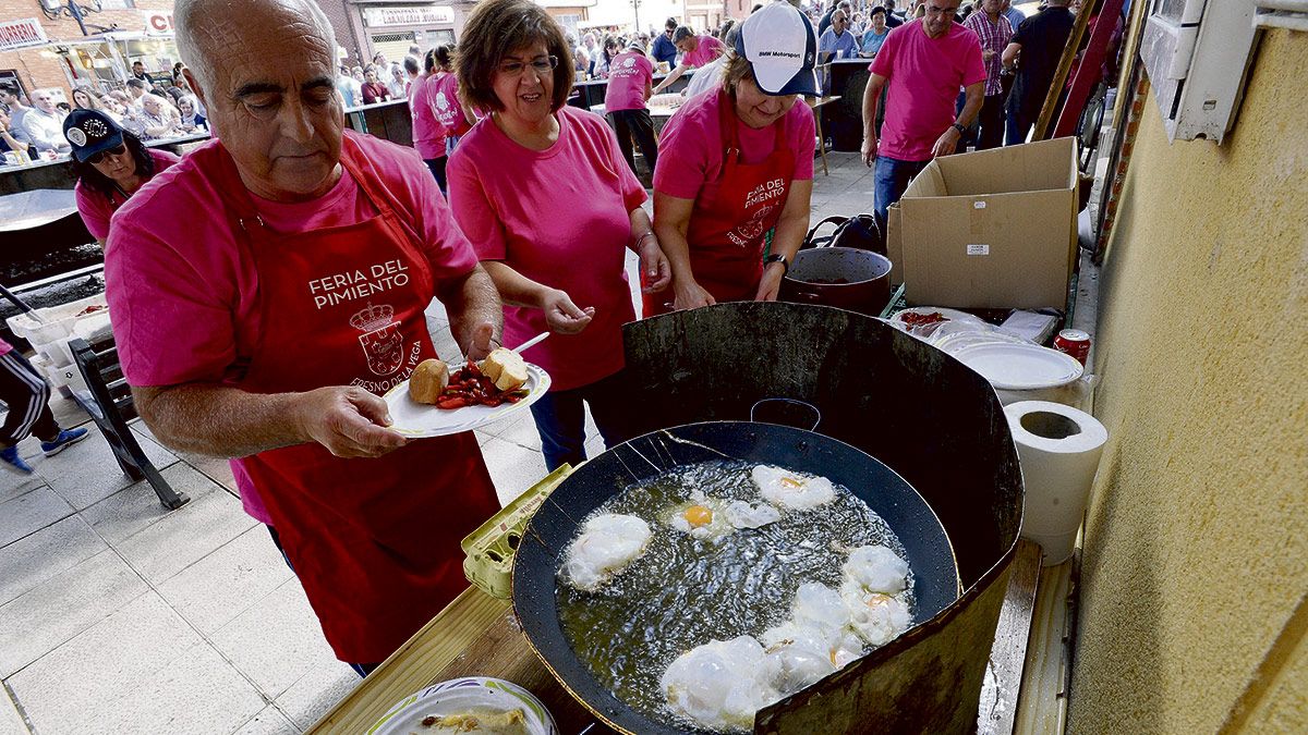 Consuelo tras preparar unos ricos huevos fritos con pimientos morrones producidos en Fresno. | DANIEL MARTÍN