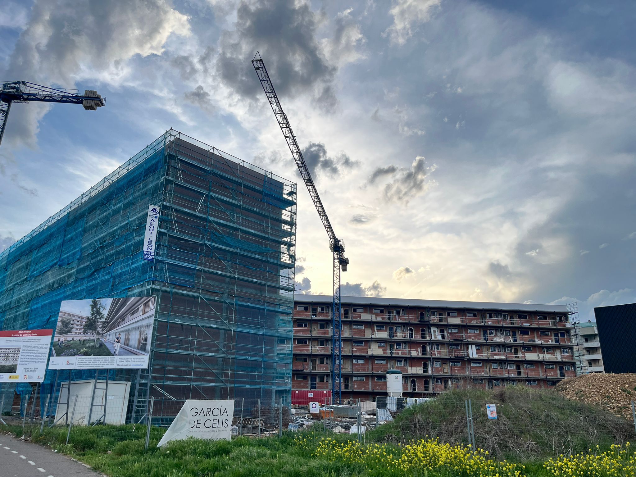 Estado que presentan actualmente las obras para la construcción de los dos edificios destinados a vivienda de alquiler joven. | SAÚL ARÉN