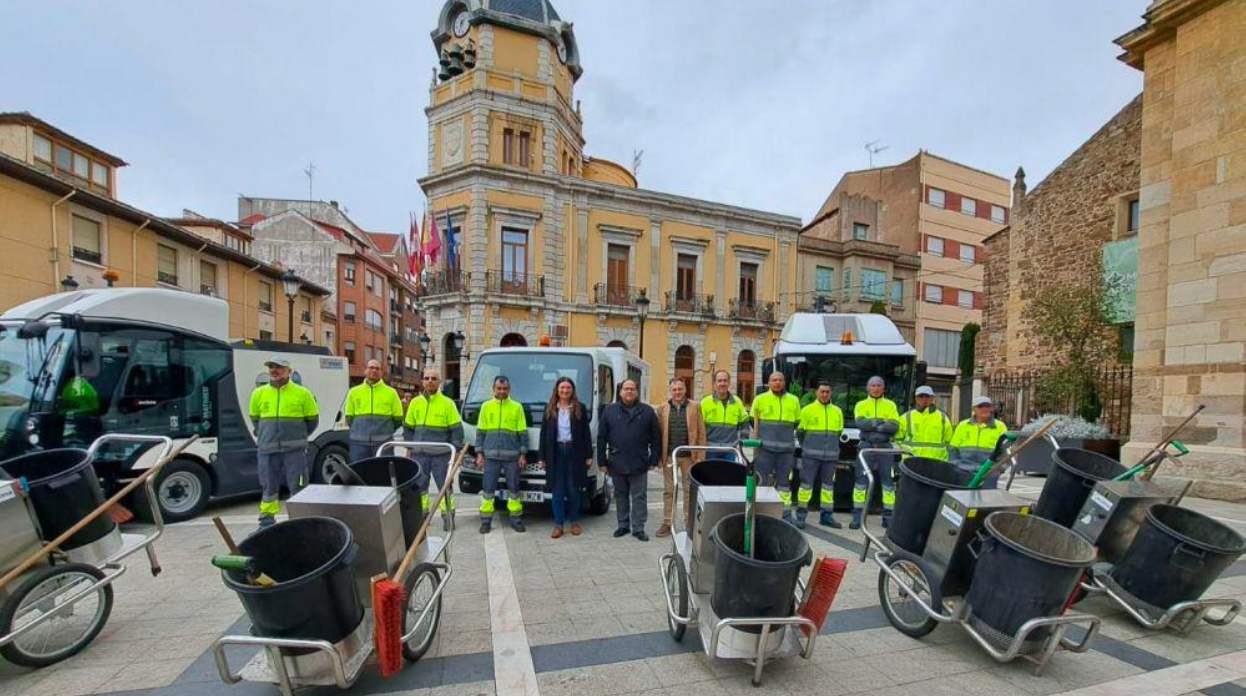 El Ayuntamiento de La Bañeza ha sido distinguido con la Escoba de Oro 2026. | L.N.C.