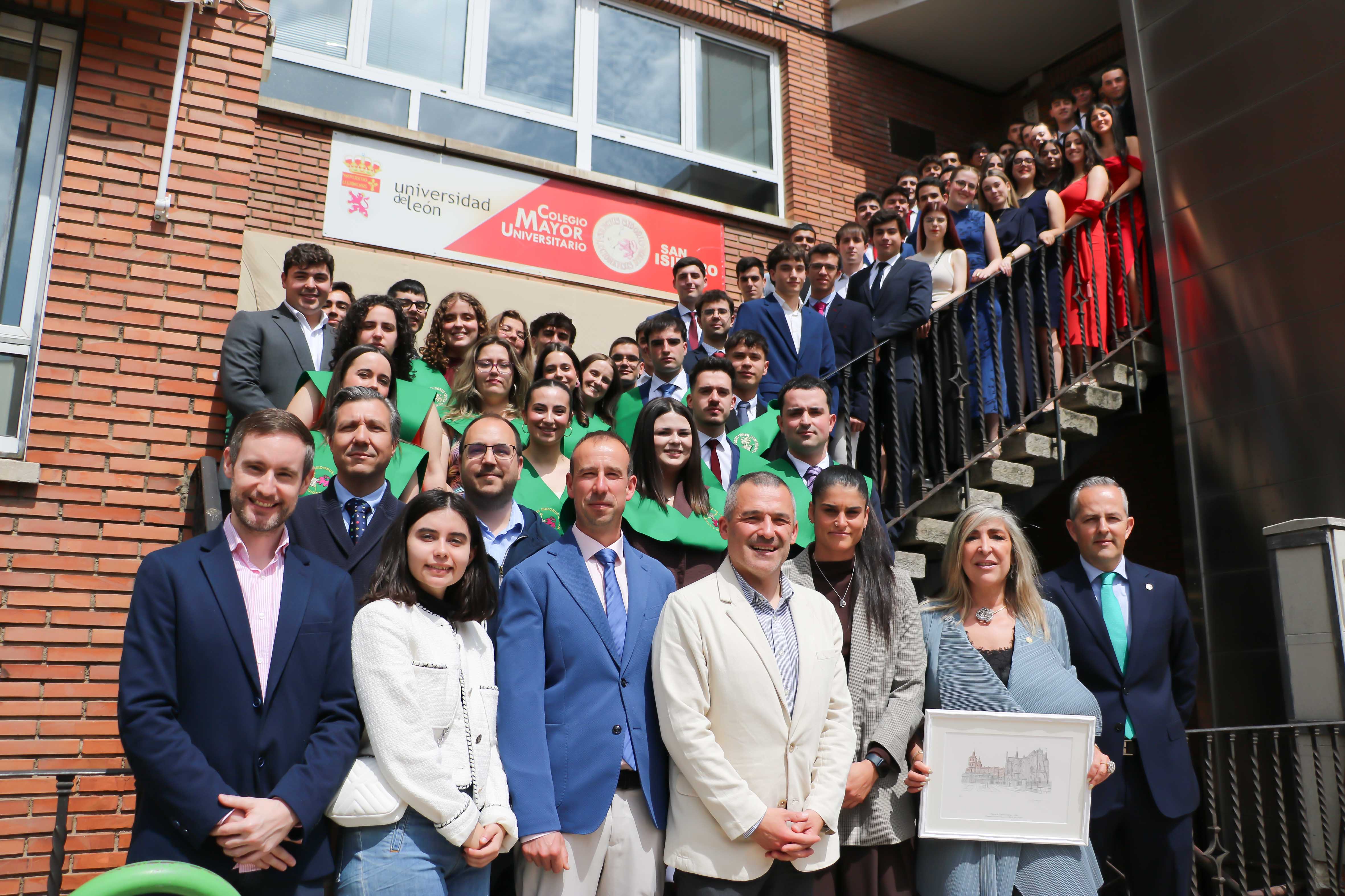 Foto de familia de los participantes en la fiesta del Colegio Mayor San Isidoro. | L.N.C.