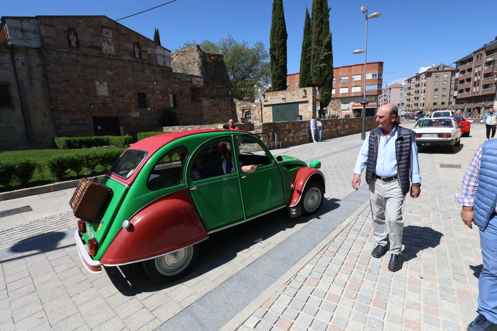 Concentración de coches y motos clásicas en Astorga. | FERNANDO OTERO