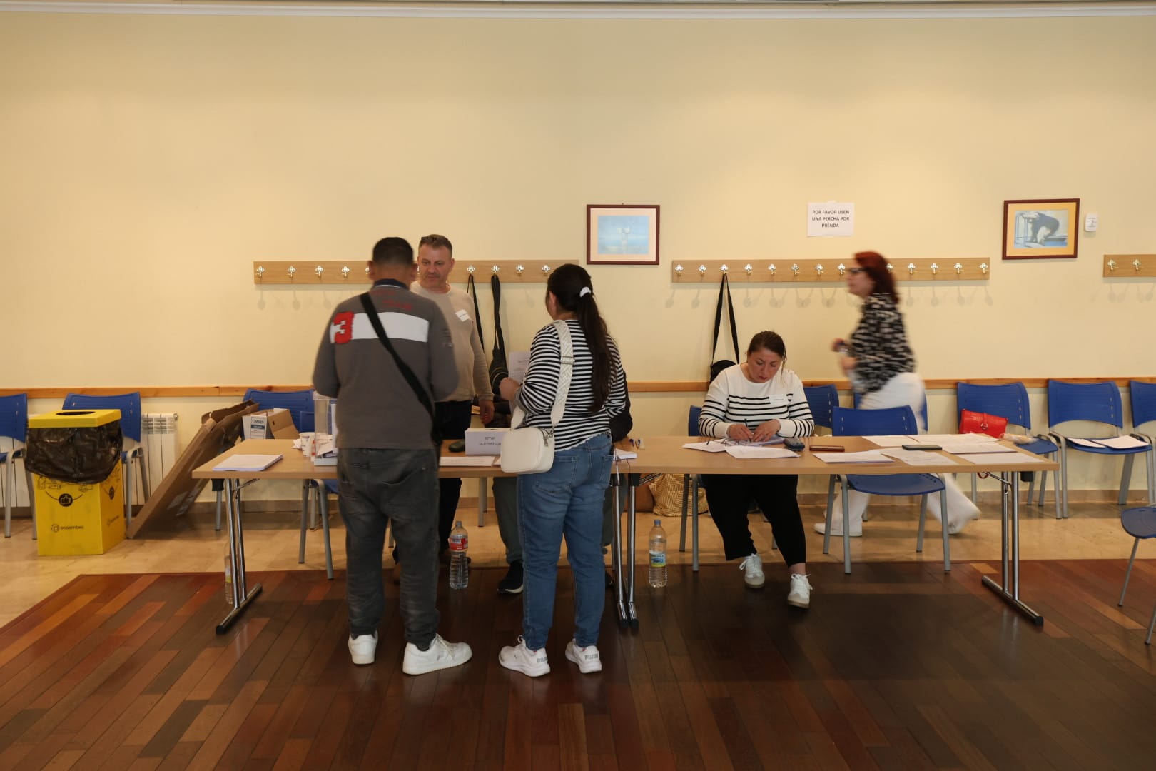 El centro de mayores de Puente Castro fue el lugar elegido para que los búlgaros que residen en León pudieran ejercer su derecho al voto. | FERNANDO OTERO