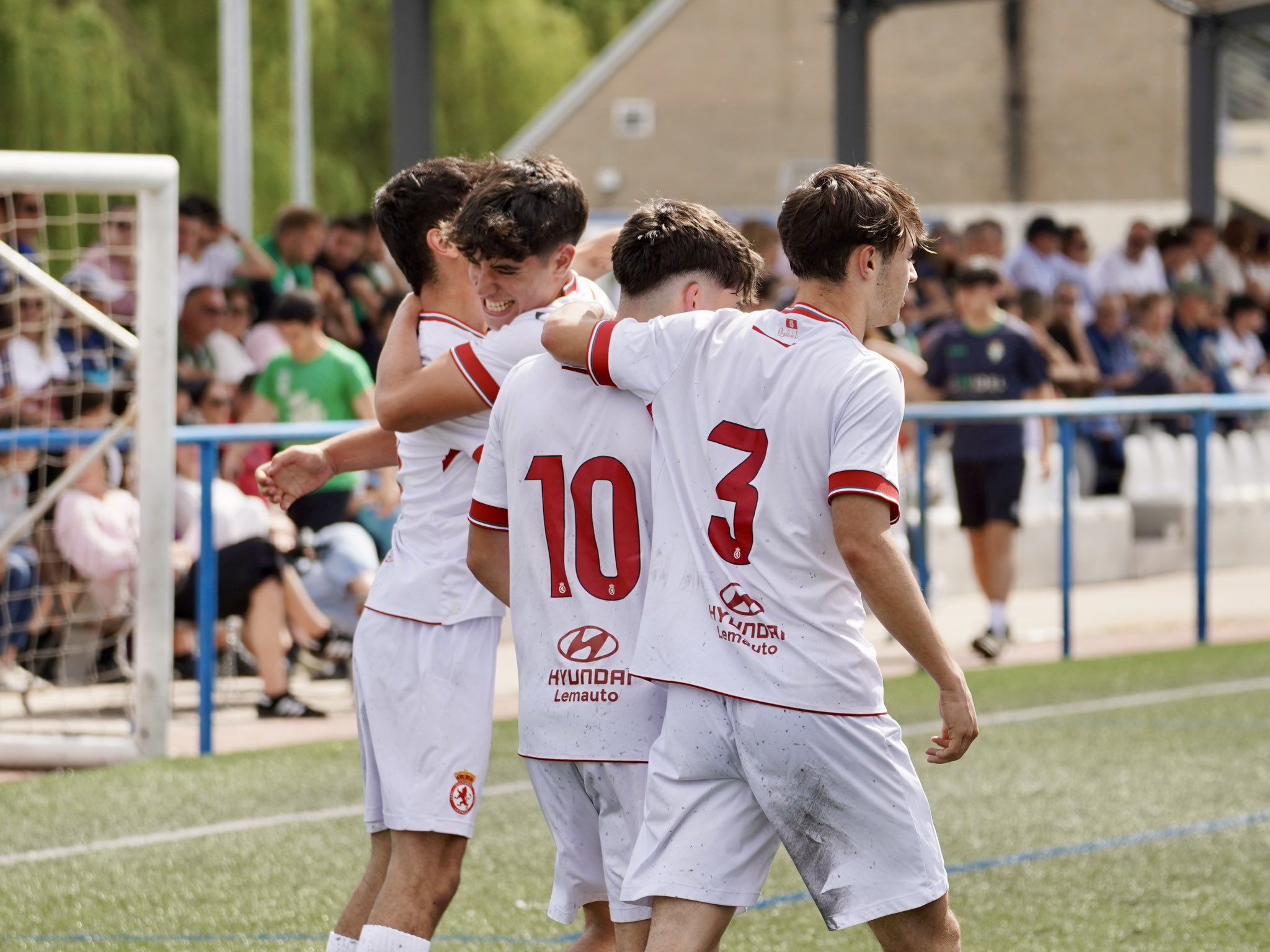 Los jugadores de la Cultural juvenil celebran uno de los goles en el partido del ascenso. | CULTUACADEMIA