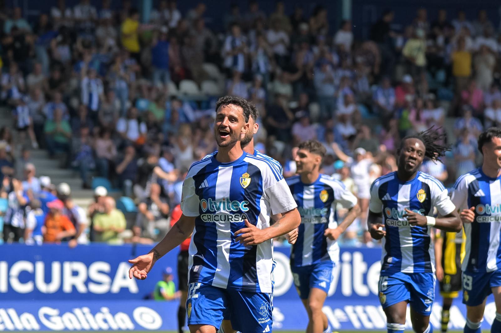 Esquerdo celebrando el tanto de la victoria de la Ponferradina frente el Barakaldo.  REPORTAJE GRÁFICO QUINITO