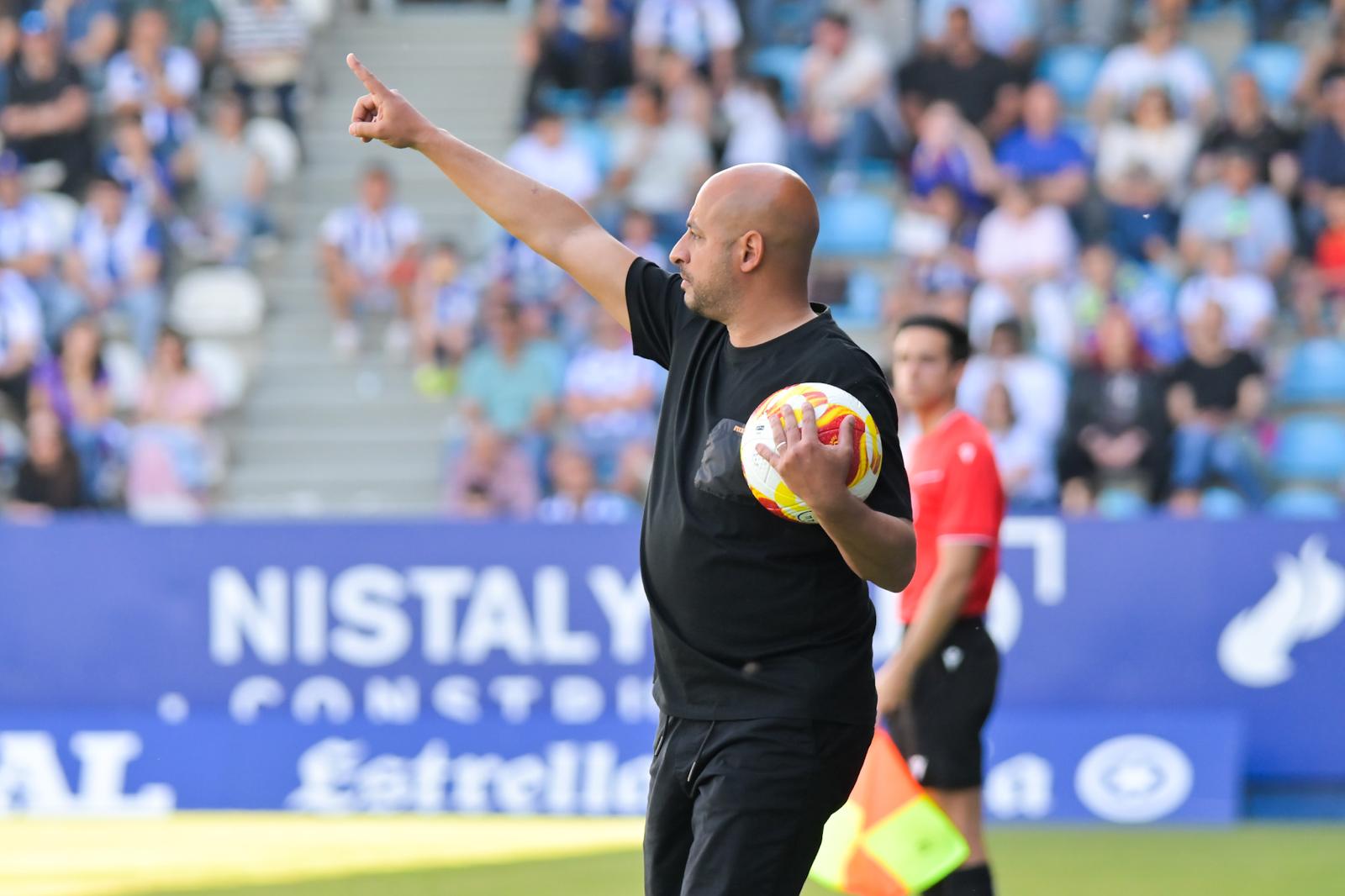 Nafti durante el partido ante el Barakaldo en El Toralín. QUINITO