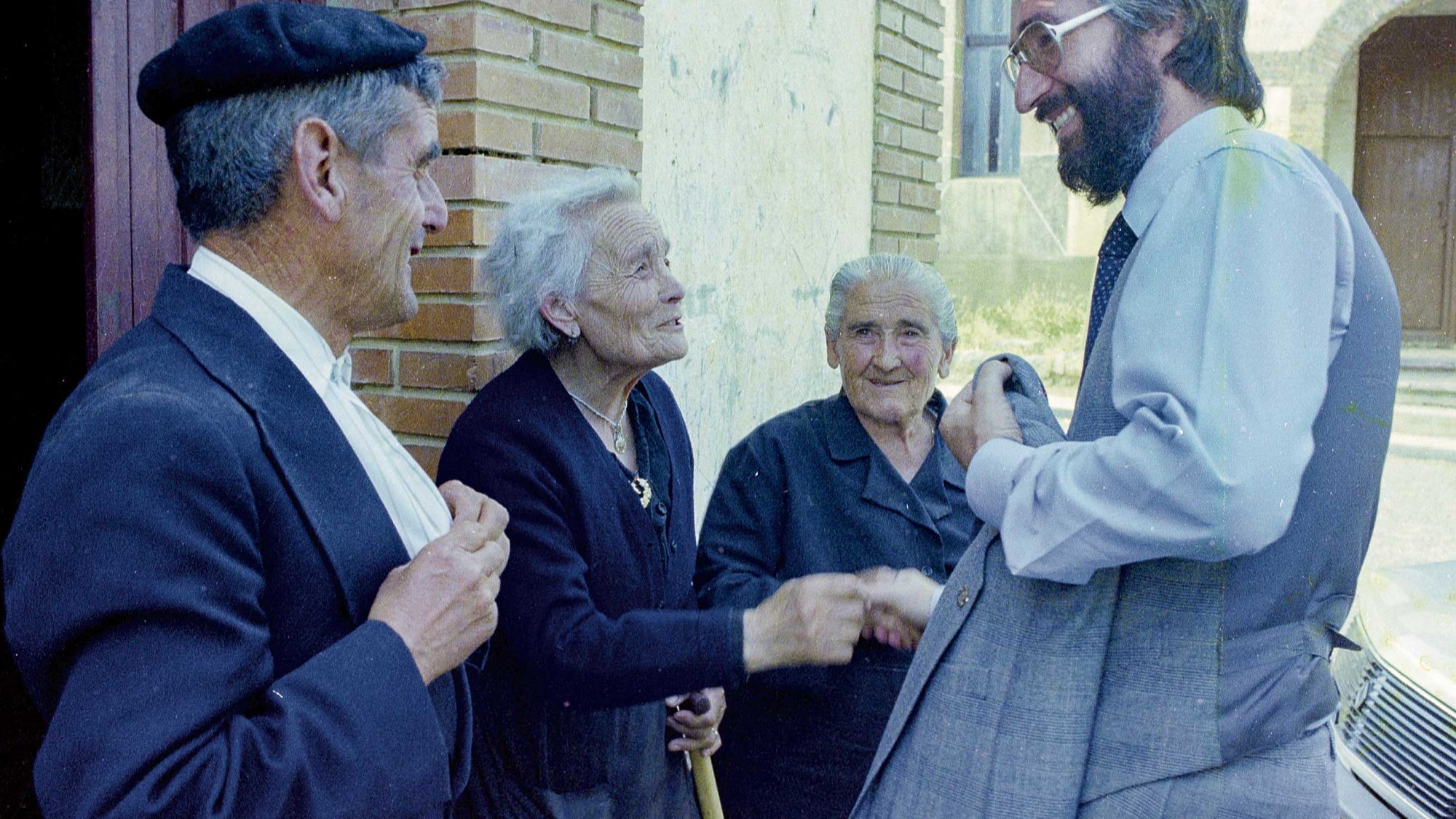 Manuel Cabezas en una de las numerosas visitas que realizó aquel verano del 83, cuando soñó que podía visitar a todos sus ‘gobernados’