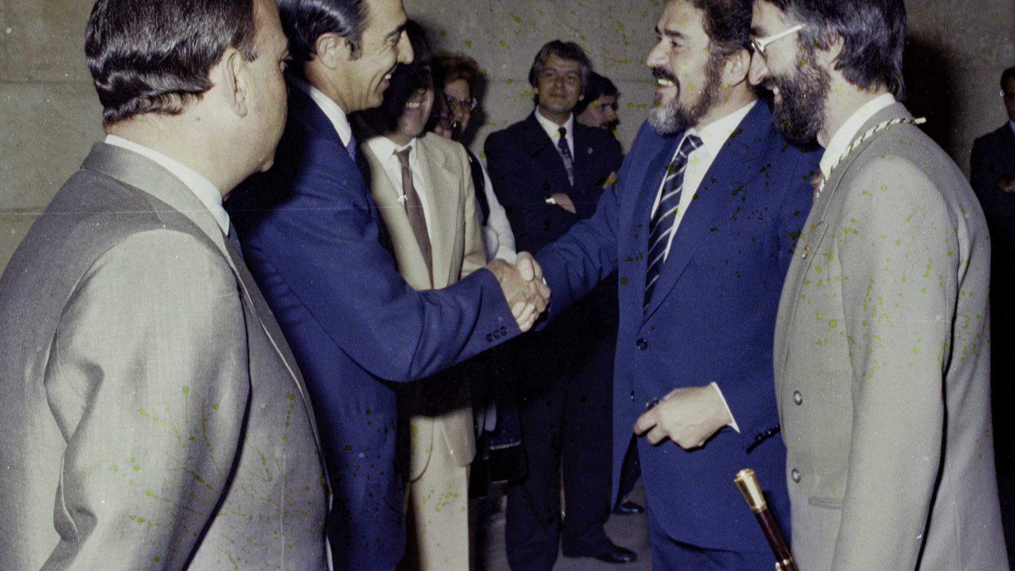 Demetrio Madrid, con el que Cabezas tenía una especial sintonía, saludando al político leonés Jaime Lobo, de Alianza Popular. Otros tiempos