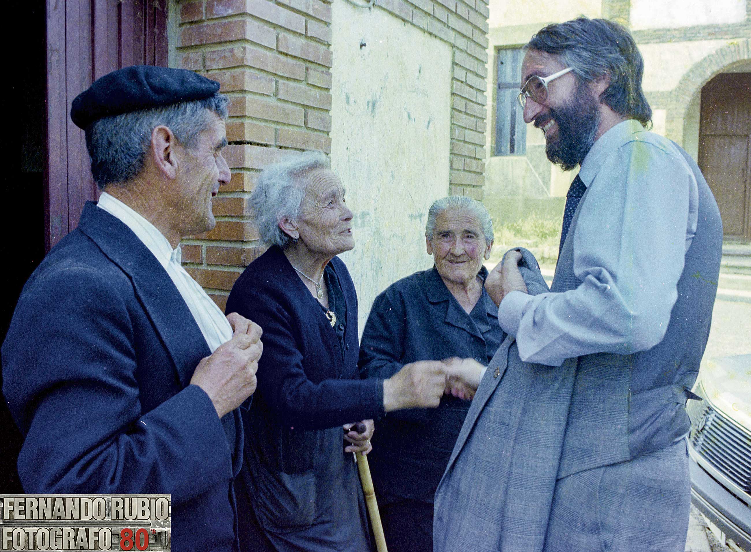 Manuel Cabezas en una de las numerosas visitas que realizó aquel verano del 83, cuando soñó que podía visitar a todos sus ‘gobernados’. |FERNANDO RUBIO