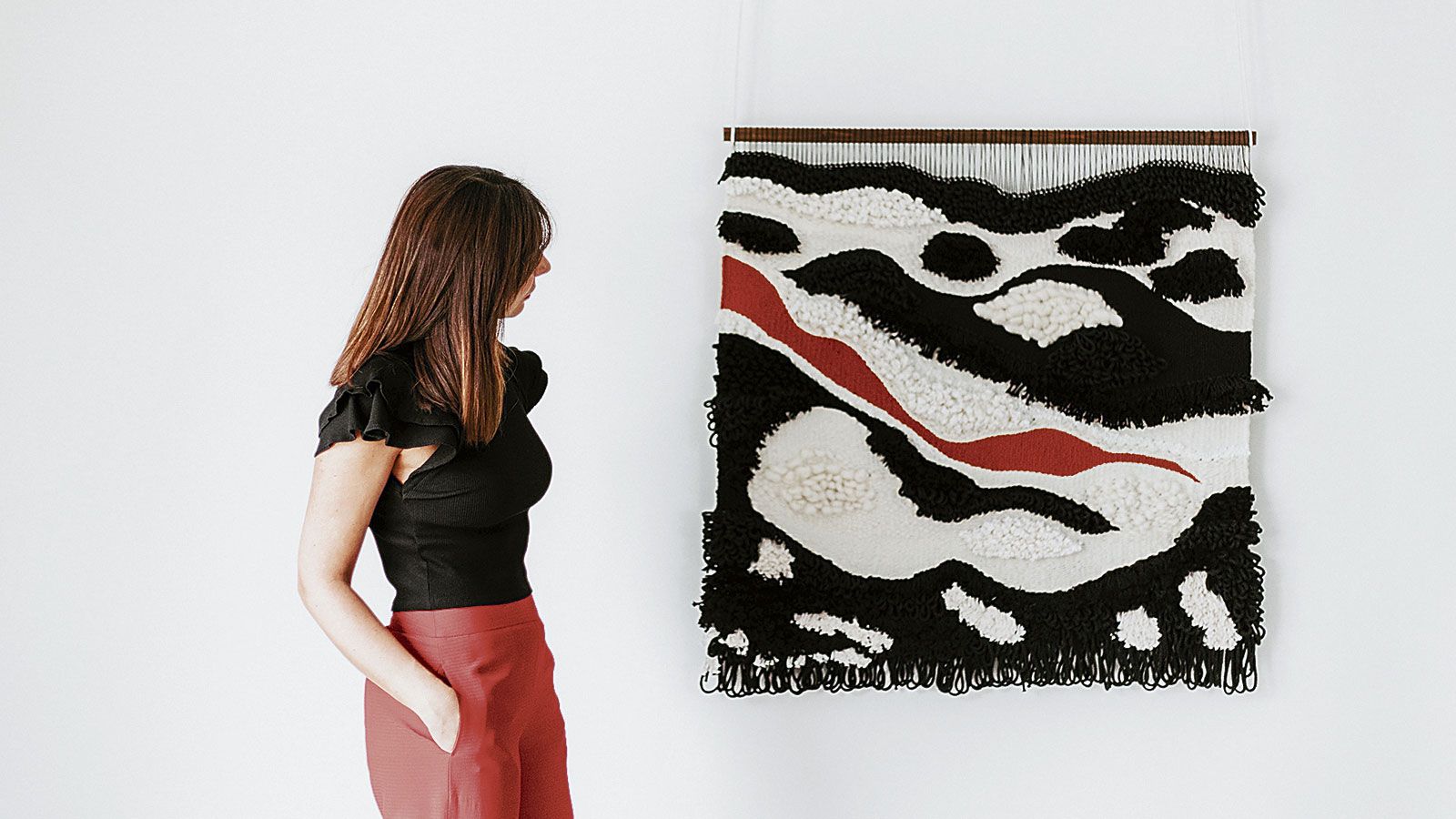 La artista berciana Ana Pintor inauguró en ‘El 8 de Serranos’ una muestra sobre su visión del lenguaje textil.