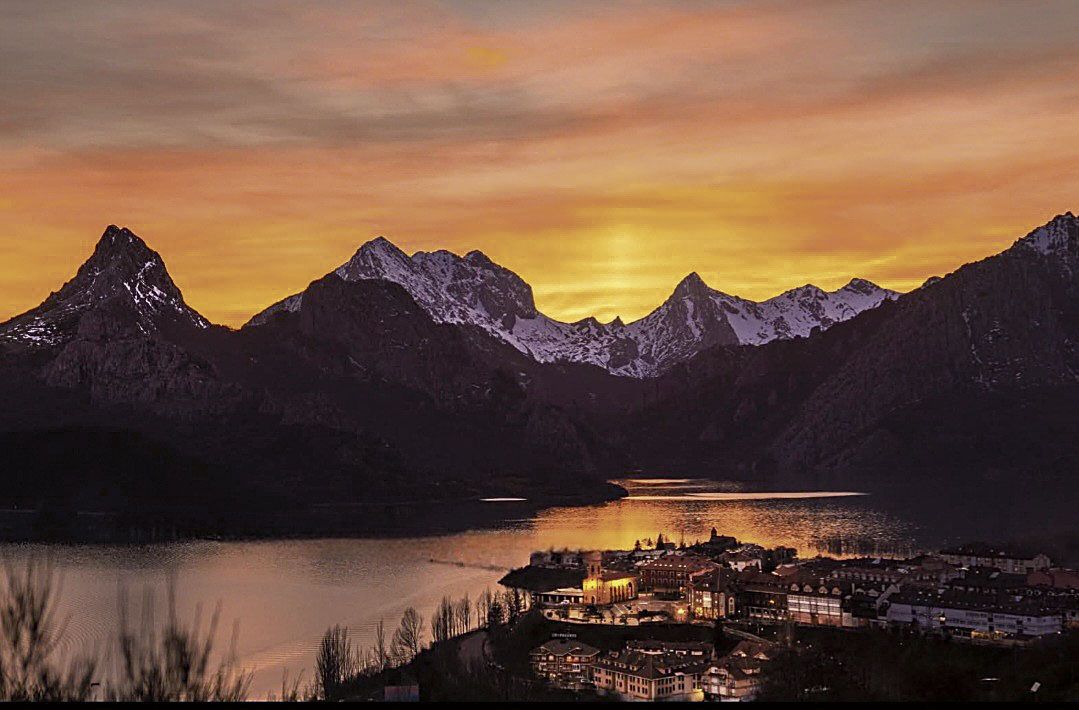Con esta imagen y un significativo pie, 25 años contando la vida de la Montaña de Riaño, celebran la andadura de esta veterana revista. | R. COMARCAL