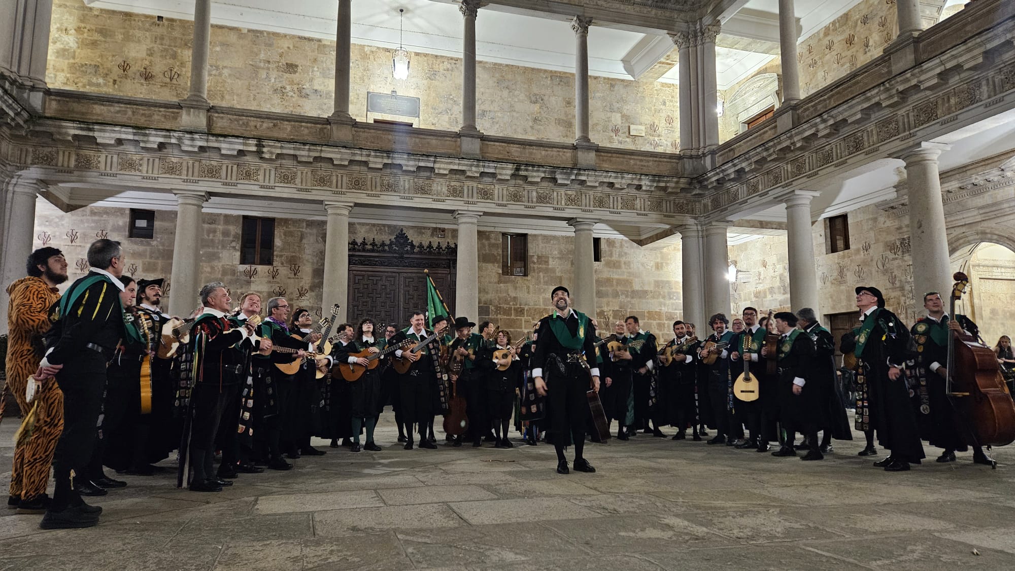 Tuna de la Universidad de León rondando en el patio del colegio Anaya. | L.N.C.