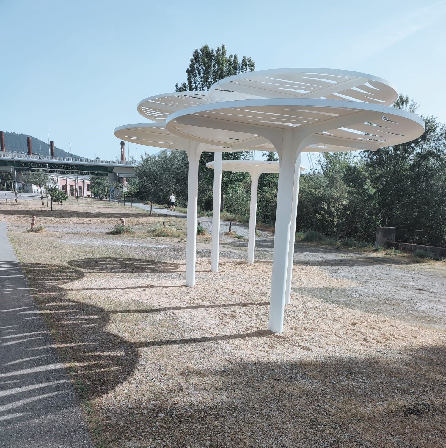 Nuevas estructuras de sombra que el PSOE considera inútiles.