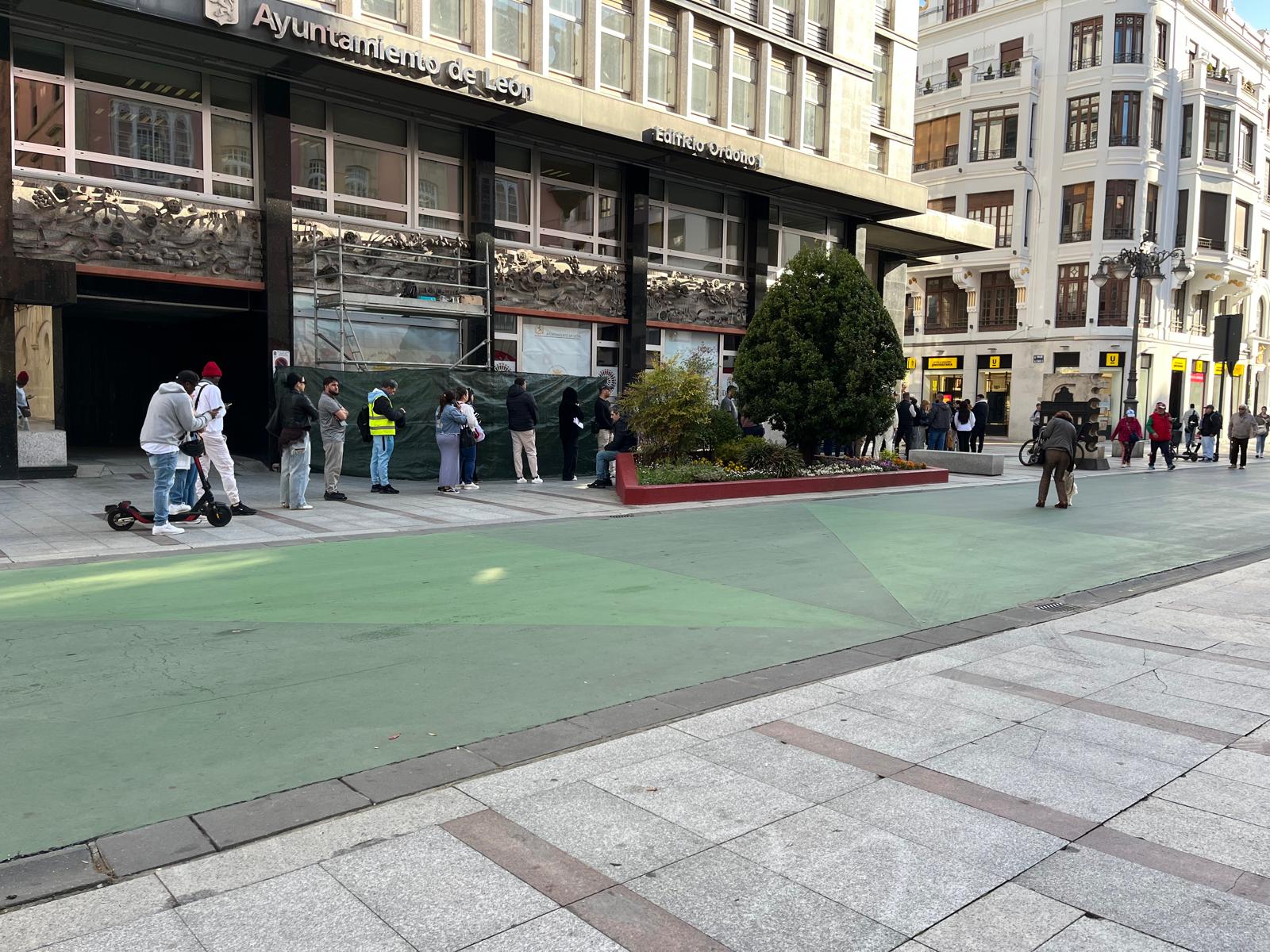 Imagen de las largas colas a las puertas del Ayuntamiento de León para solicitar los certificados de empadronamiento. |L.N.C.