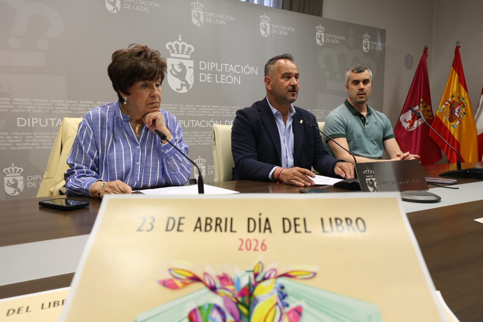 Elena Aguado, Emilio Martínez y Óscar García en la presentación del Día del Libro en León. | FERNANDO OTERO