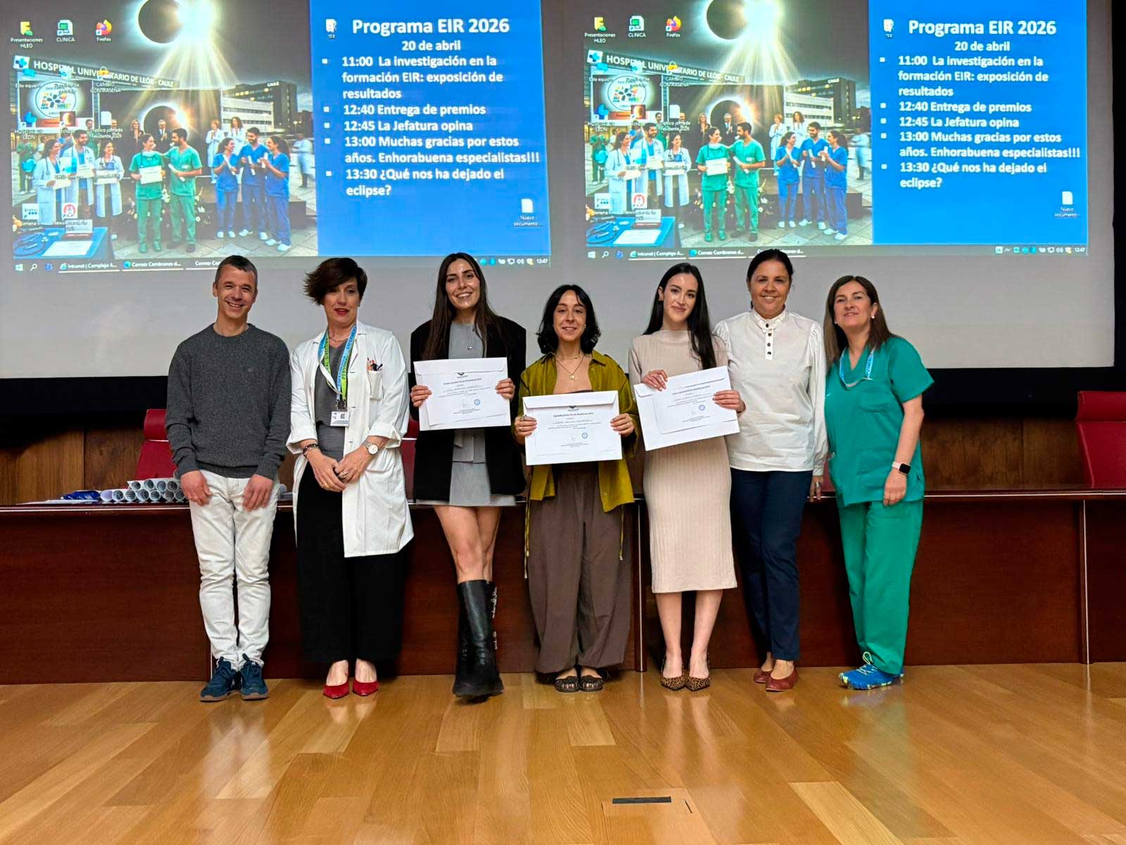 Los premiados con las directoras de Enfermería y responsables del Colegio de Enfermeria. | L.N.C.