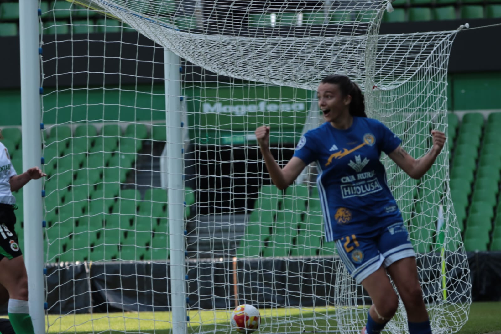El Olímpico celebra uno de sus goles en El Sardinero. | AROA CAÑO