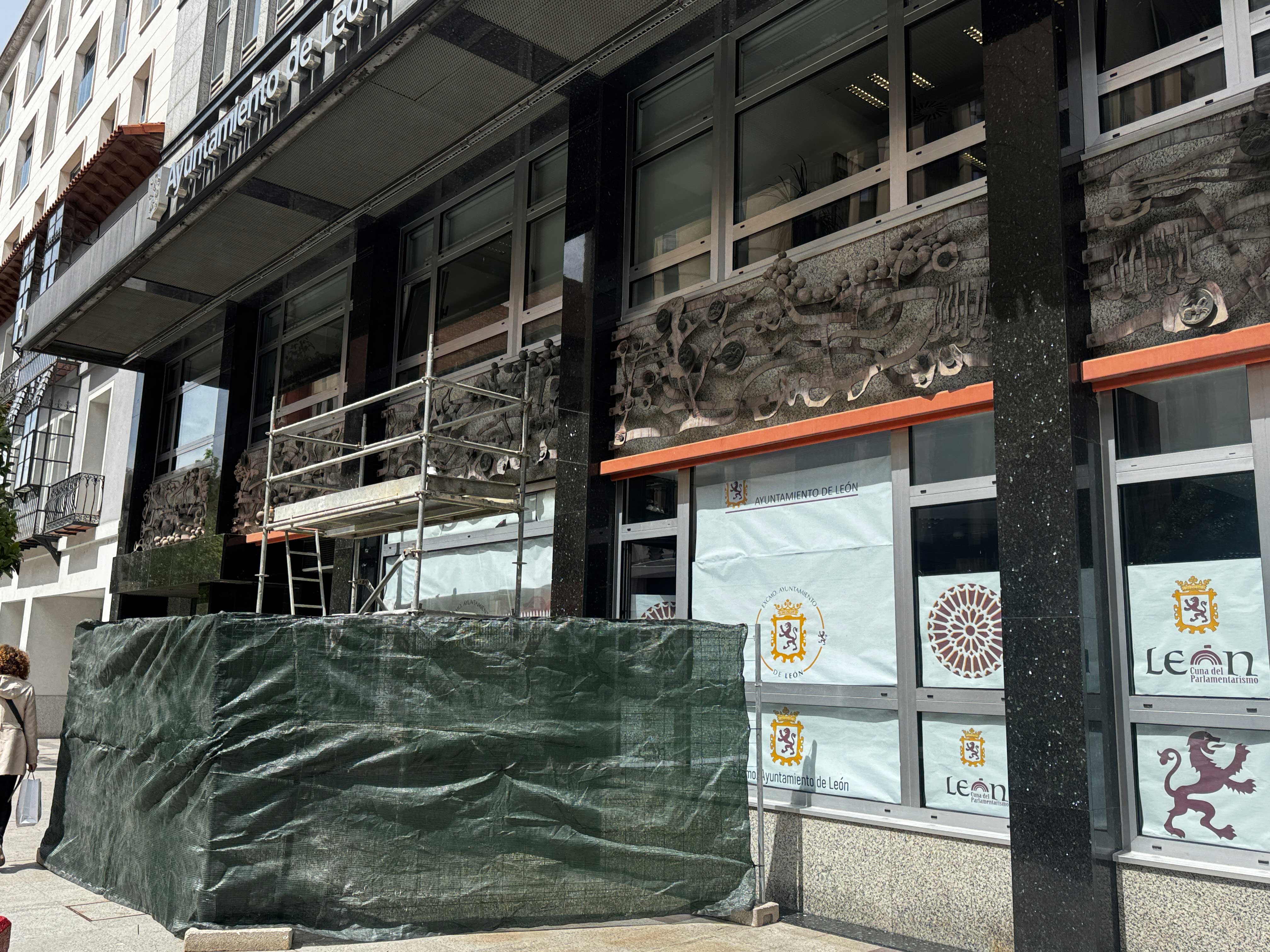 Trabajos de restauración de la portada de la sede del Ayuntamiento en Ordoño. | L.N.C.