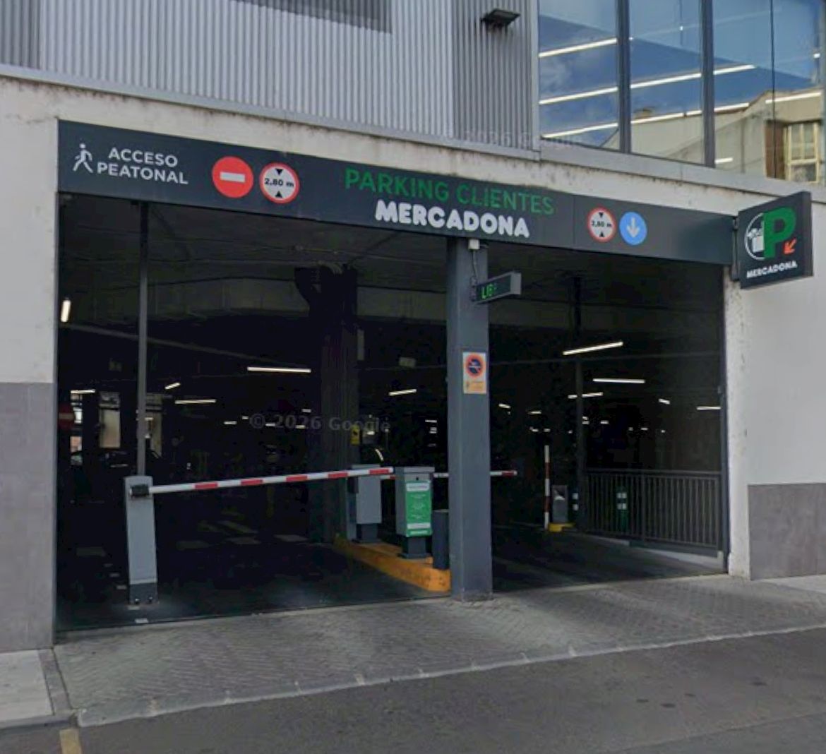 Imagen del aparcamiento del Mercadona en La Bañeza | GOOGLE MAPS 