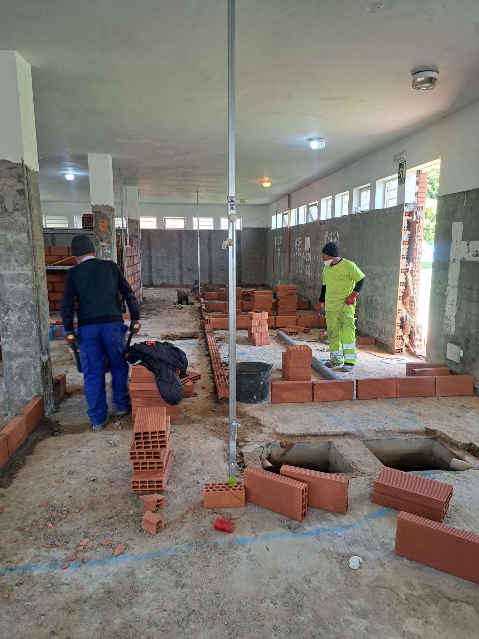 Inicio de las obras en los vestuarios masculinos de la piscina. |L.N.C.