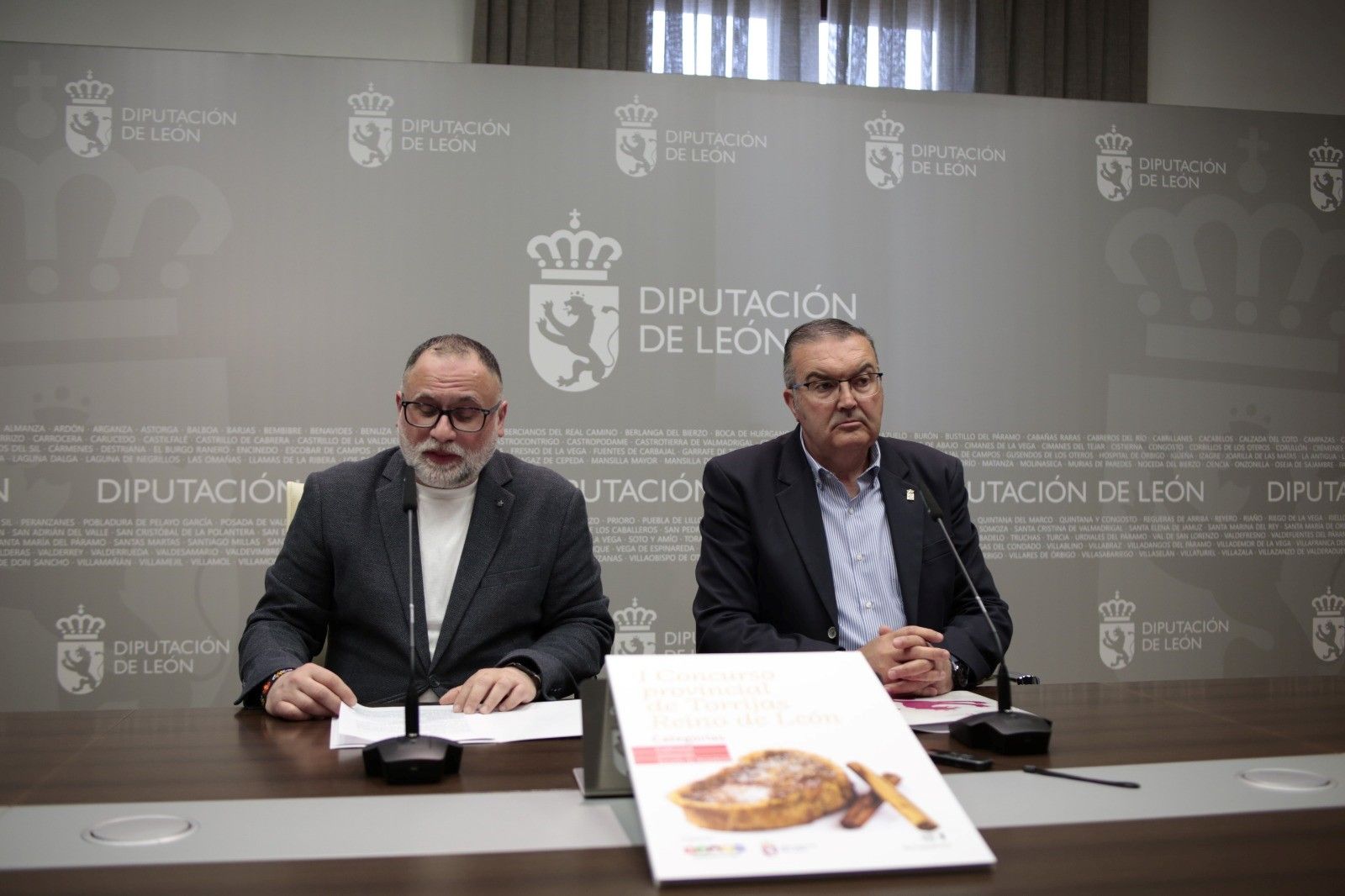 Óscar García y Roberto Aller en la presentación del I Certamen Provincial de Torrijas 'Reino de León'. | JAIRO VELASCO