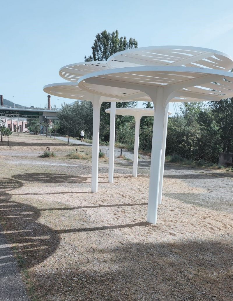 Nuevas estructuras de sombra que el PSOE considera inútiles.