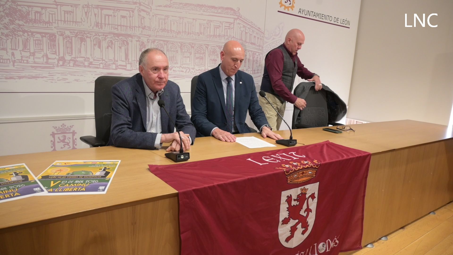 Un instante de la presentación de la quinta edición del 'Caminu la Llibertá' que se celebrará en León el próximo 23 de abril. | L.PASTORIZA