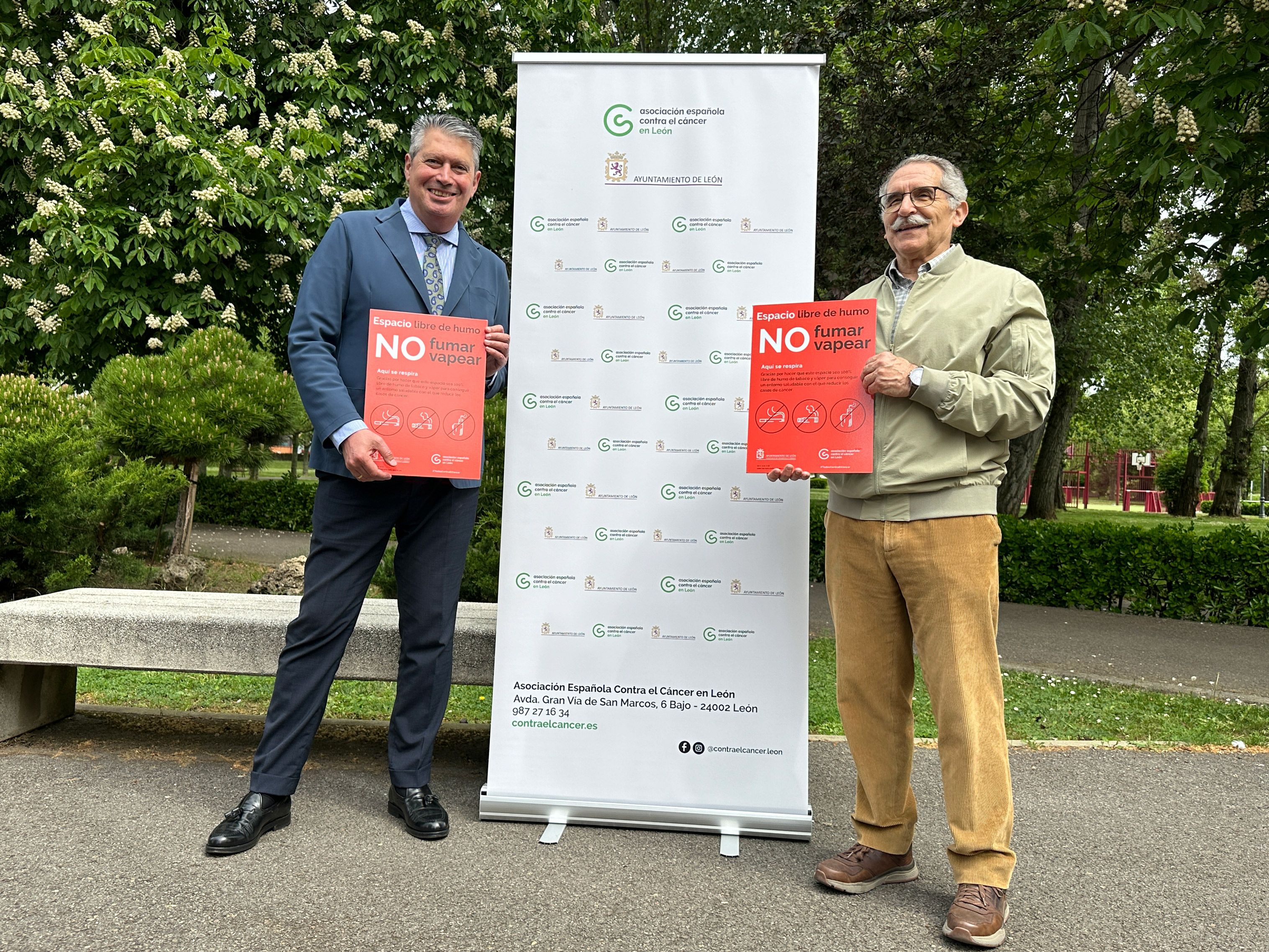 Luis Miguel García Copete y Estanislao de Luis Calabuig, tras la firma del convenio de colaboración sobre los ‘Espacios sin humo’. | L.N.C.