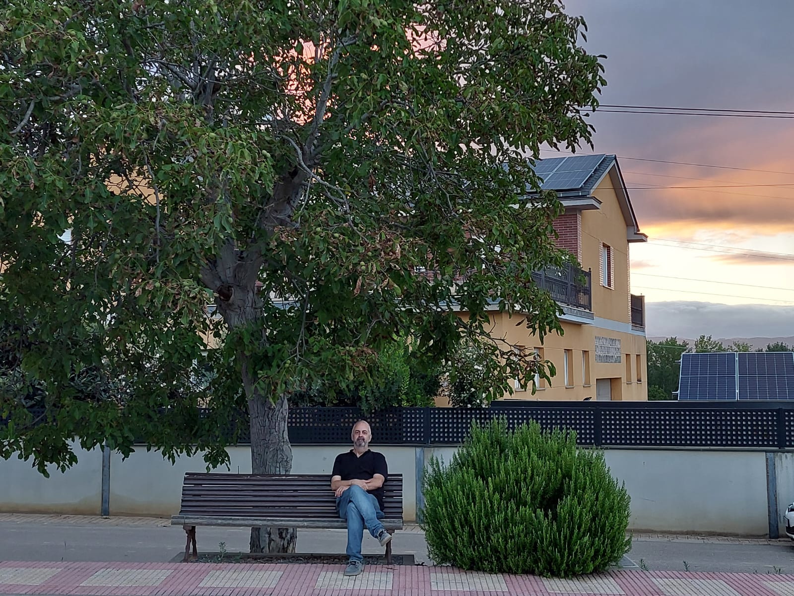 Emilio Silva Barrera , en el memorial de la fosa de Priaranza, donde aparecieron los restos de su abuelo.