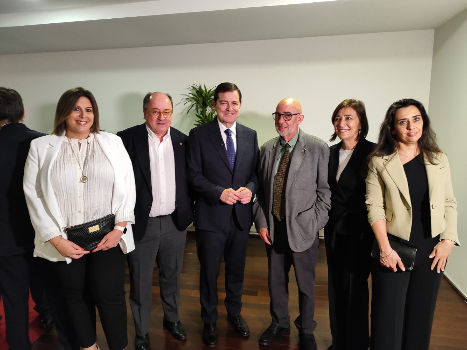 Los responsables de Proyecto Hombre Castilla y León posan con el presidente de la Junta en funciones, Fernández Mañueco. | L.N.C.