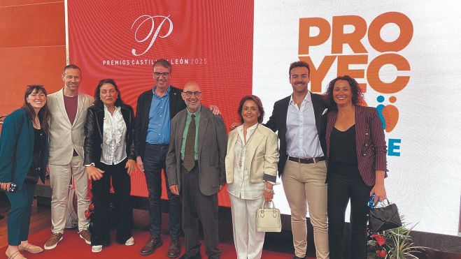 Representantes de Proyecto Joven León con el gerente territorial de Servicios Sociales, Juan Antonio Orozco.