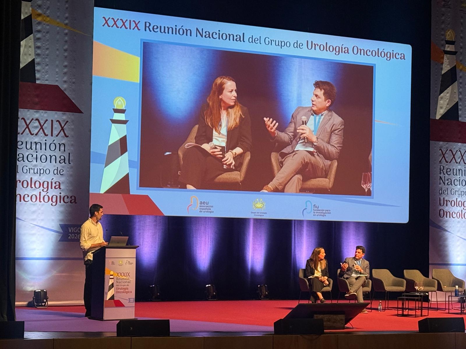 Álvaro Pineda (derecha) moderando la mesa del Congreso Nacional de la Asociación Española de Urología.
