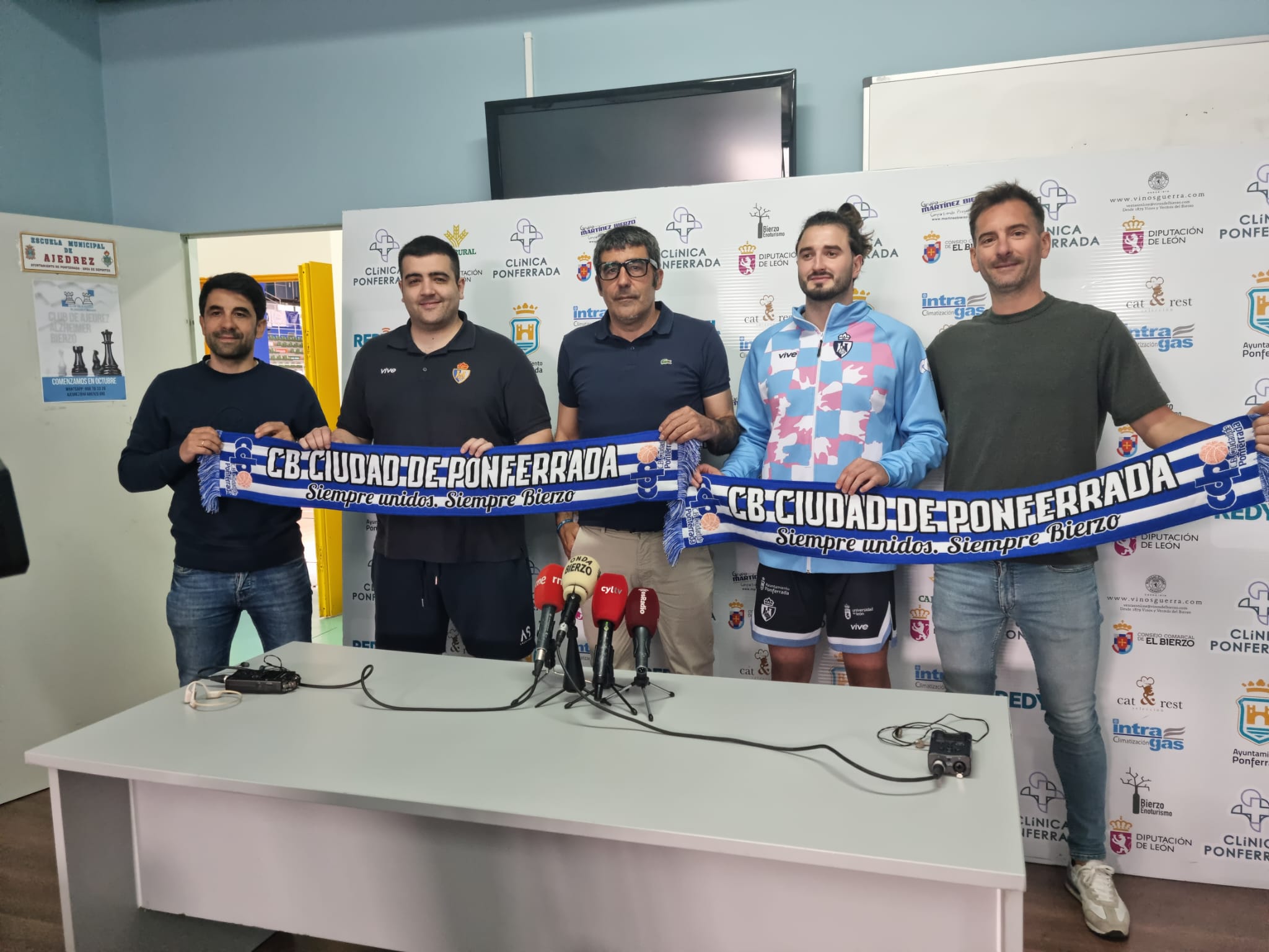 El Clínica Ponferrada se prepara para otra fase de ascenso a Primera FEB, la tercera consecutiva con Oriol Pozo. RAÚL FERNÁNDEZ