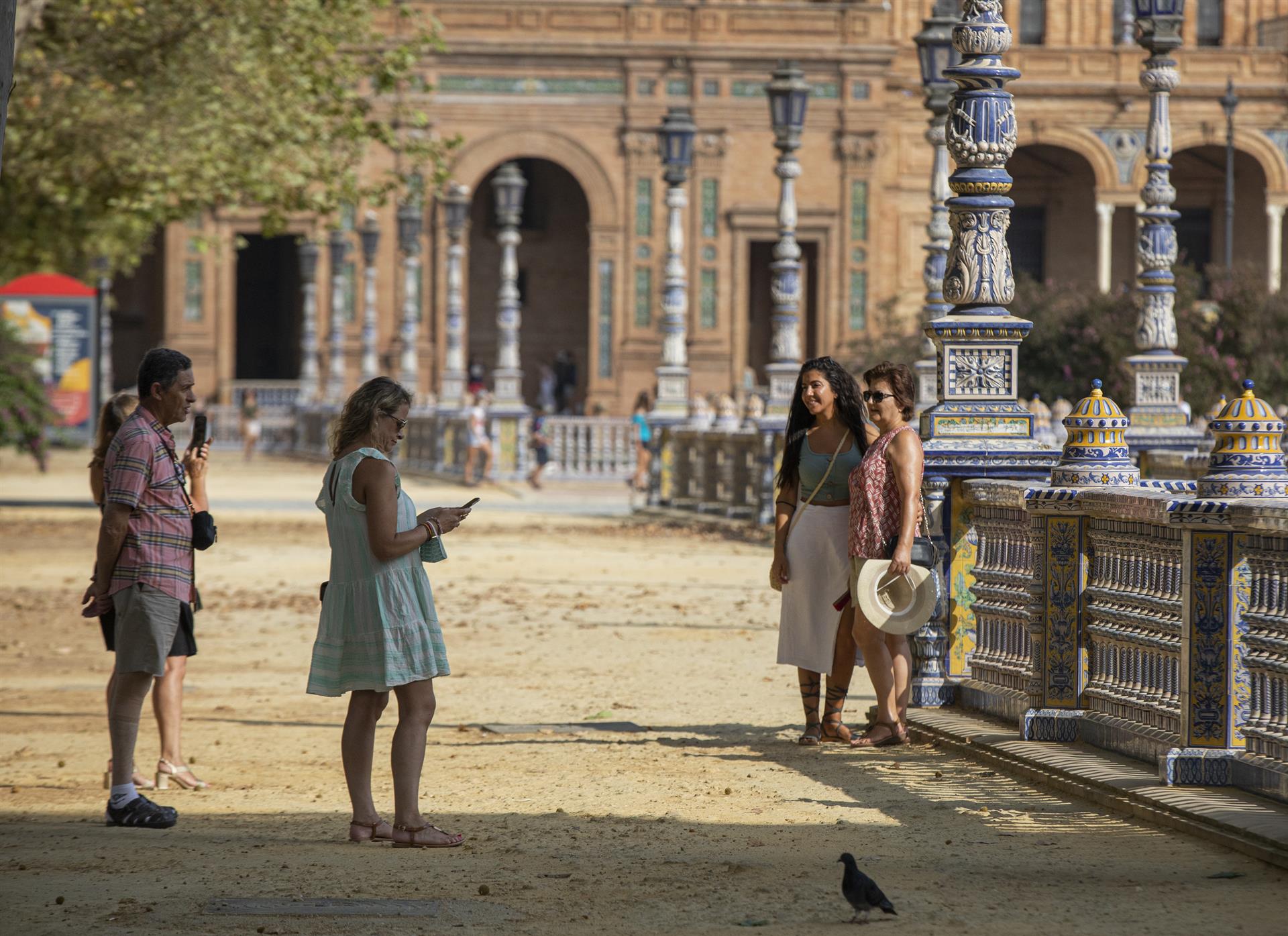 Turistas pasean por la Plaza de España de Sevilla en una foto de archivo. | EUROPA PRESS