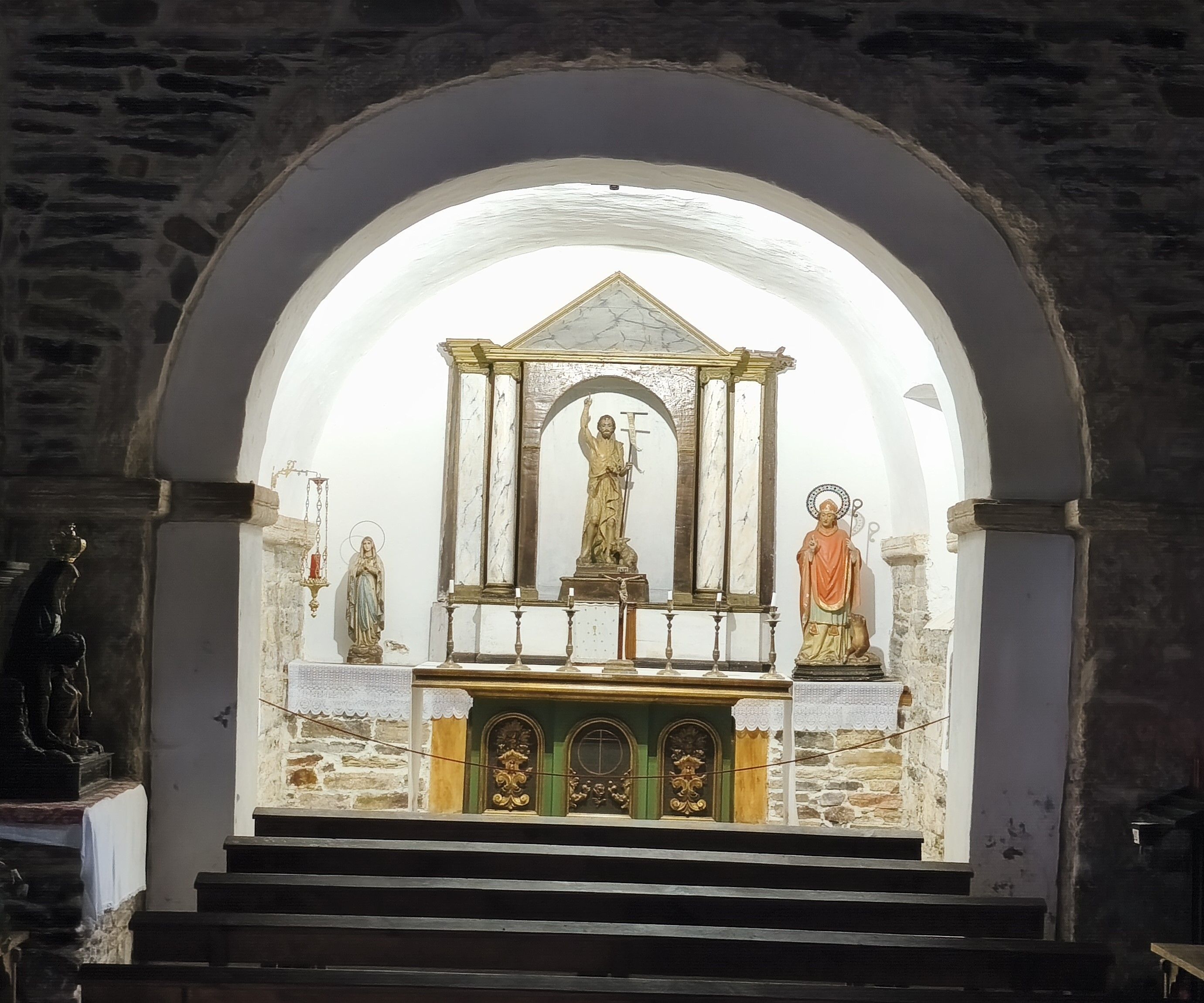 Altar de San Juan de Ruitelán, parte de la visita.