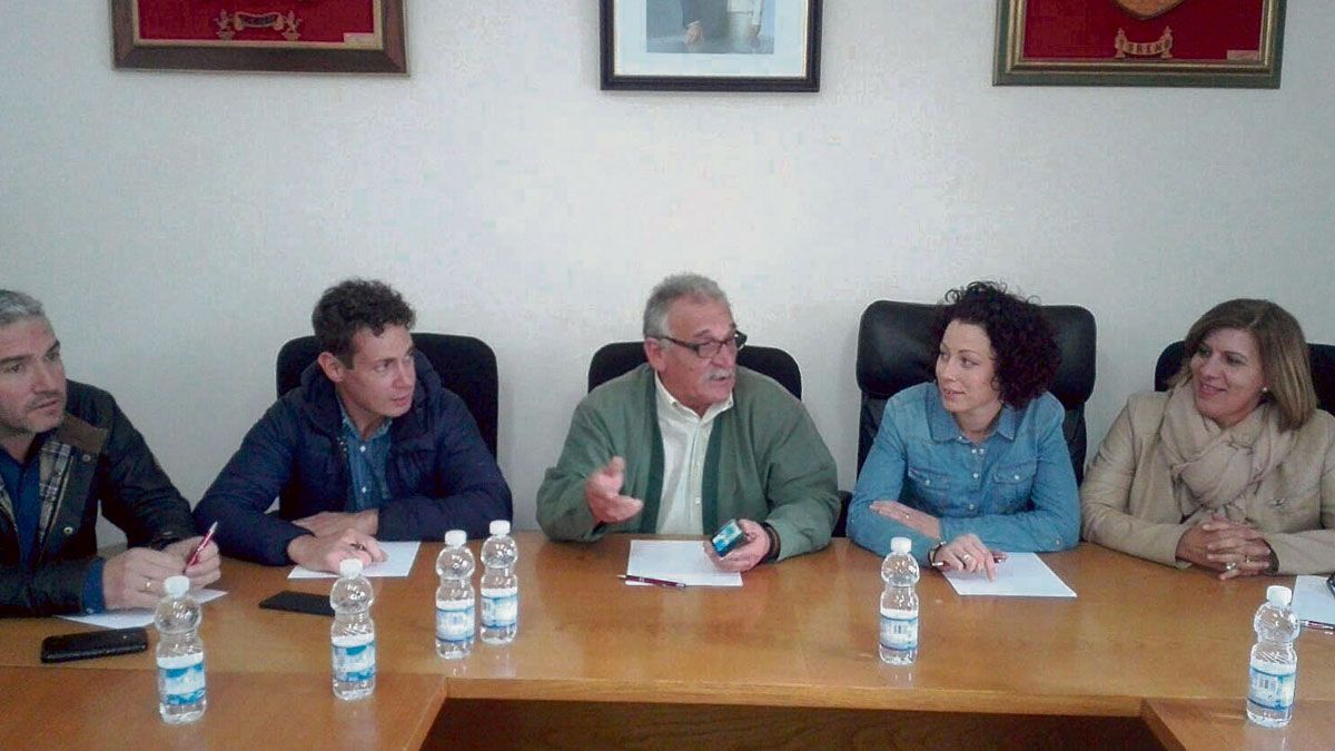 Los alcaldes de distintos municipios minero, ayer en el encuentro en Toreno.