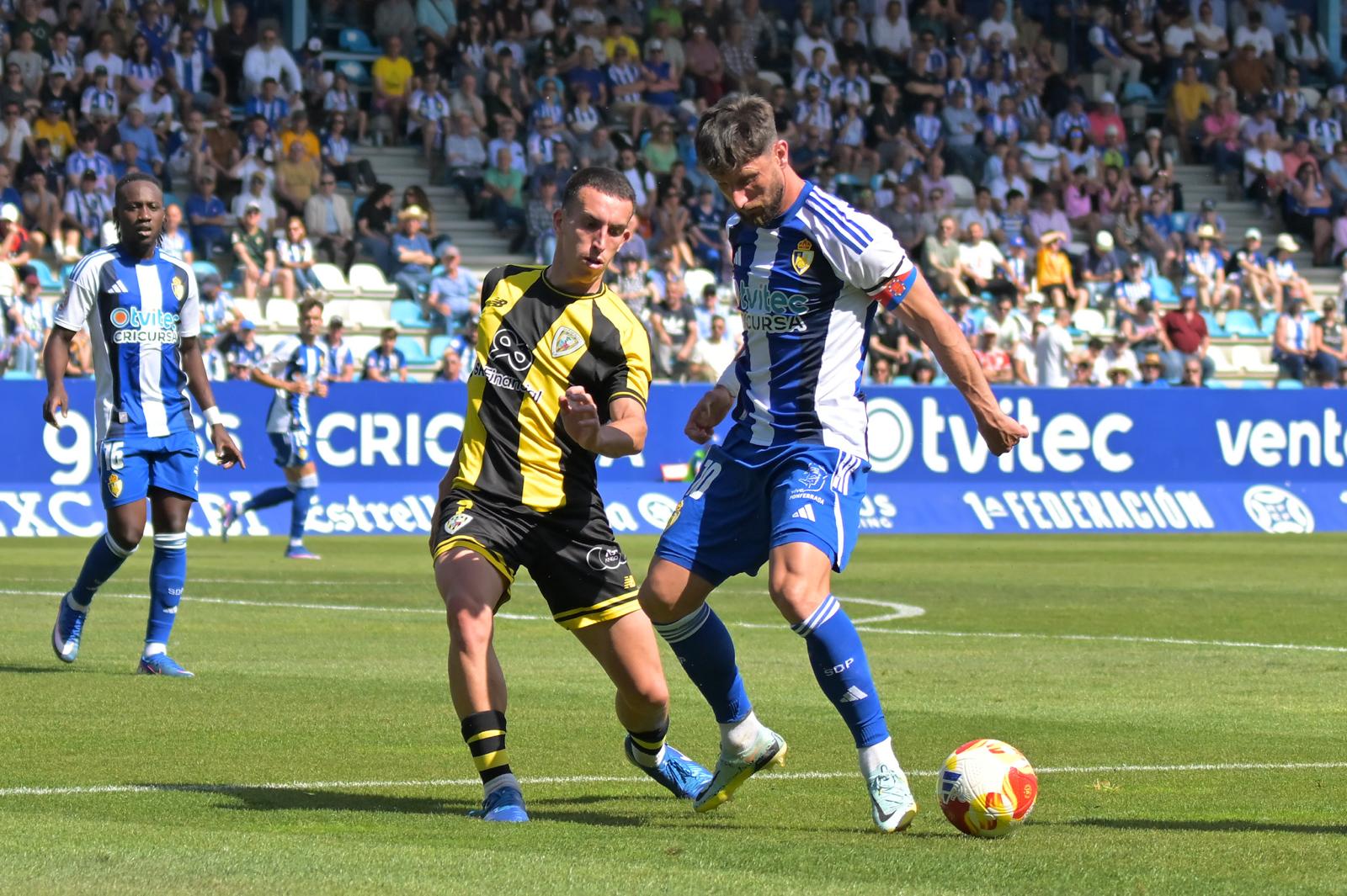 Borja Valle durante el último partido ante el Barakaldo. QUINITO