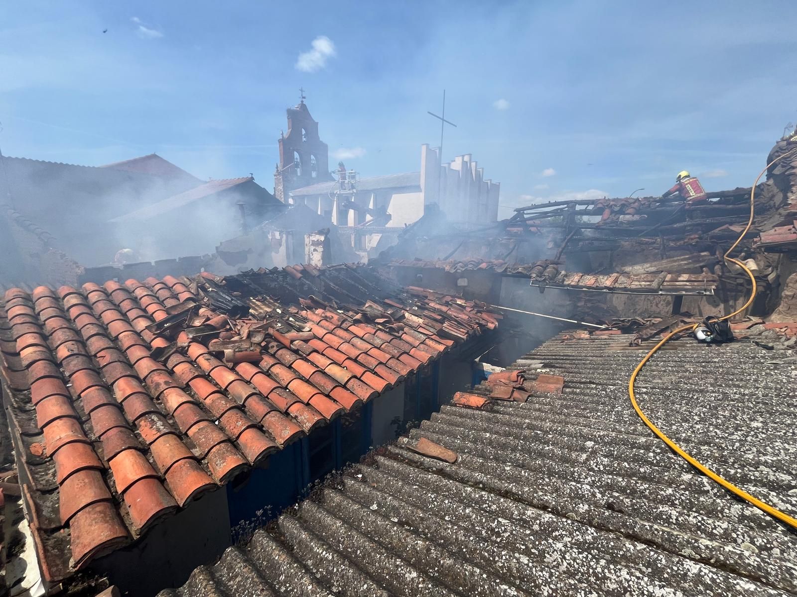 Los bomberos del Sepeis durante las labores para apagar el incendio. | L.N.C.