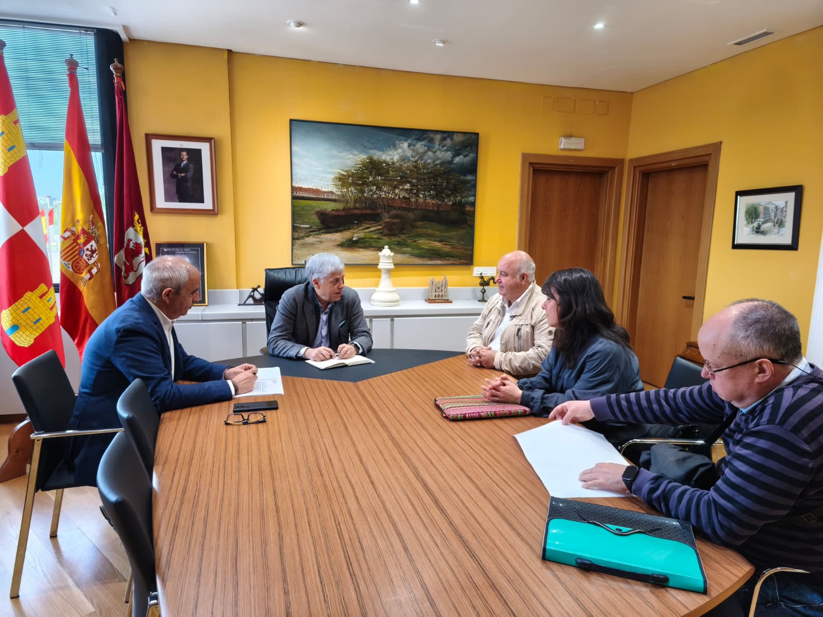 Un momento de la reunión con el delegado territorial de la Junta. 