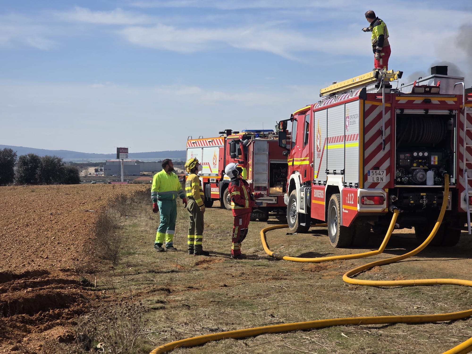 Los bomberos de la Diputación y de la Junta durante la actuación de este miércoles. | L.N.C.