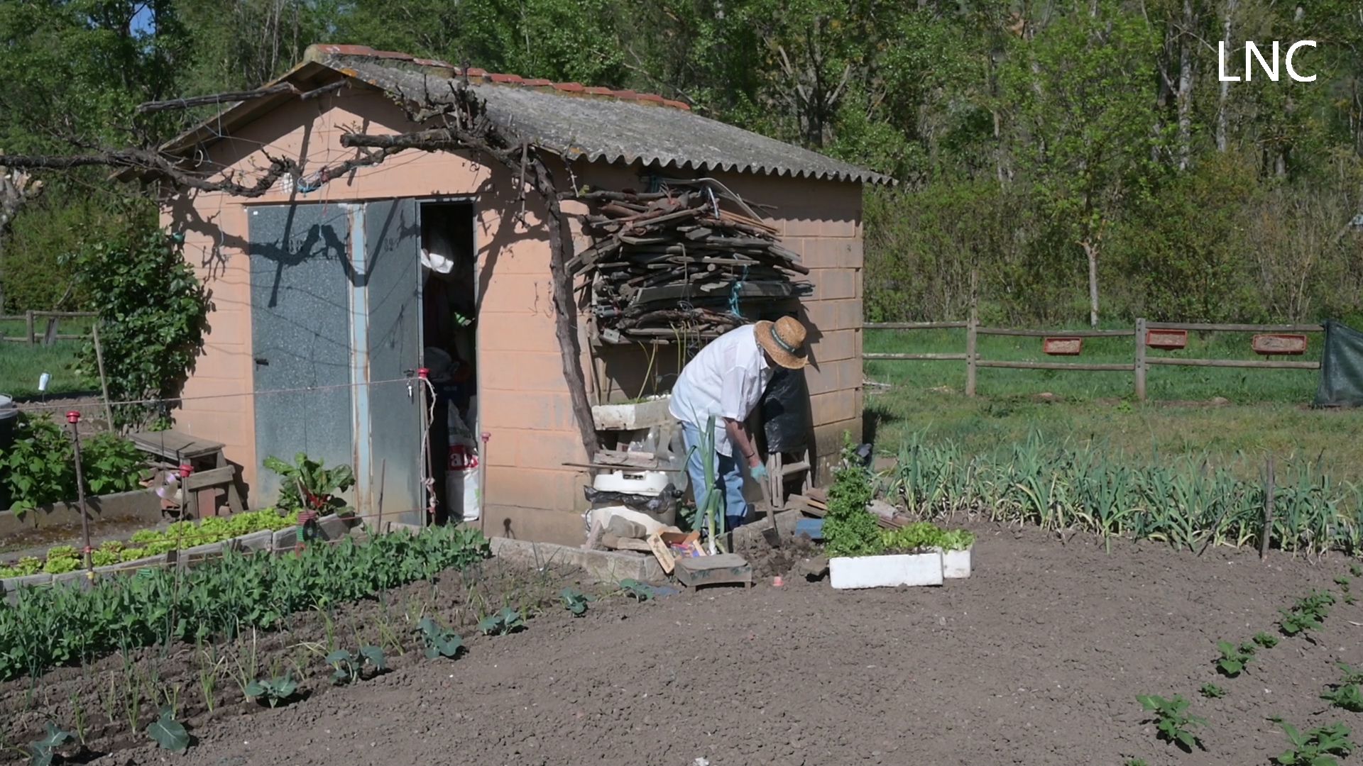  Un instante de las jornadas técnicas y práctica sobre compostaje celebrada en los huertos de La Candamia. | L,PASTORIZA