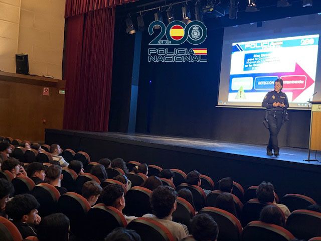 Sesión formativa de la Policía Nacional en el Colegio San Francisco de León dirigida a estudiantes de Bachillerato y FP | L.N.C