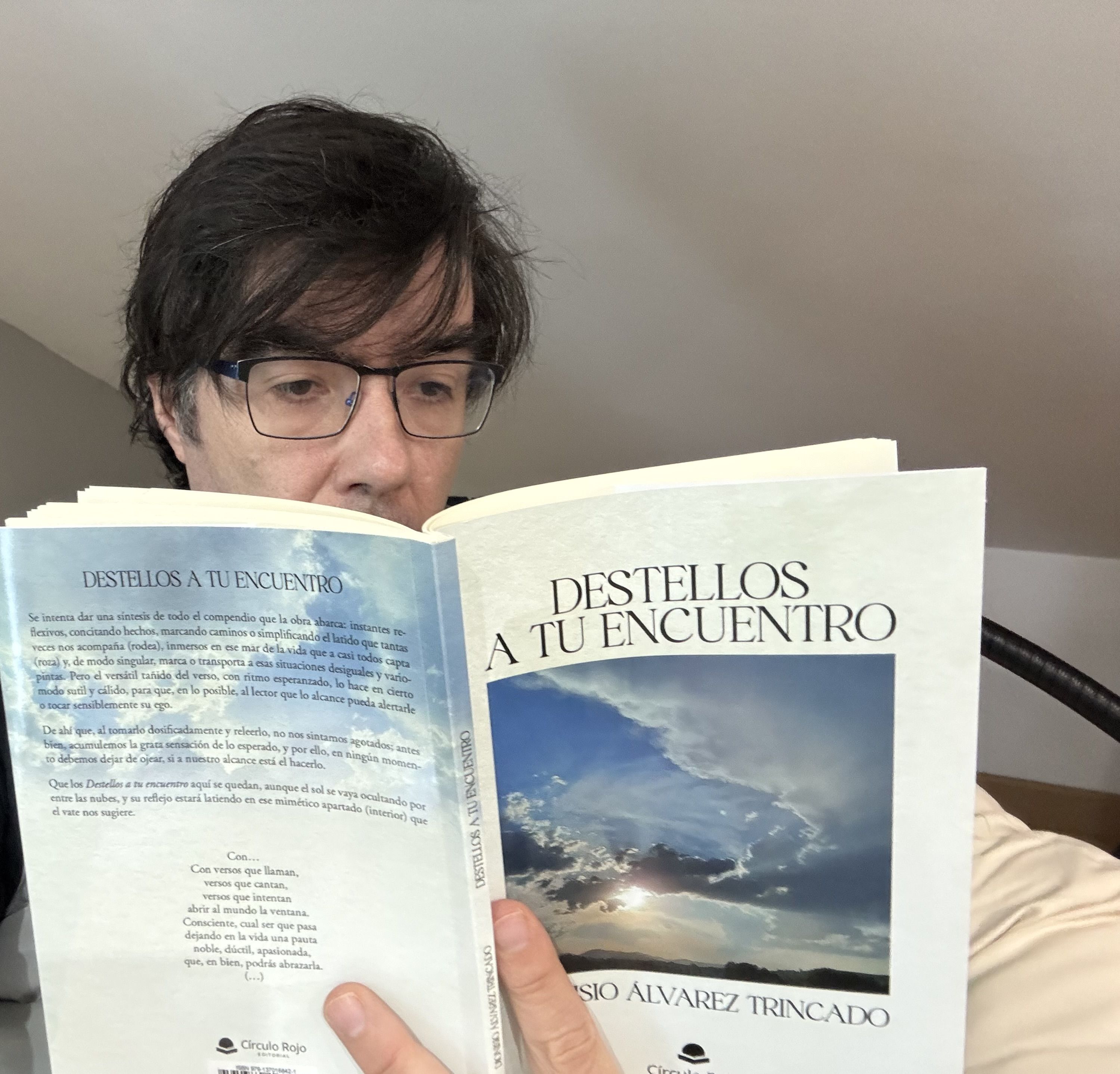 Ruy Vega con el libro de Dionisio entre las manos. 