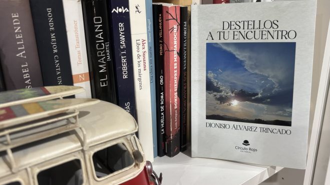 Portada del libro protagonista en la estantería de Ruy. 