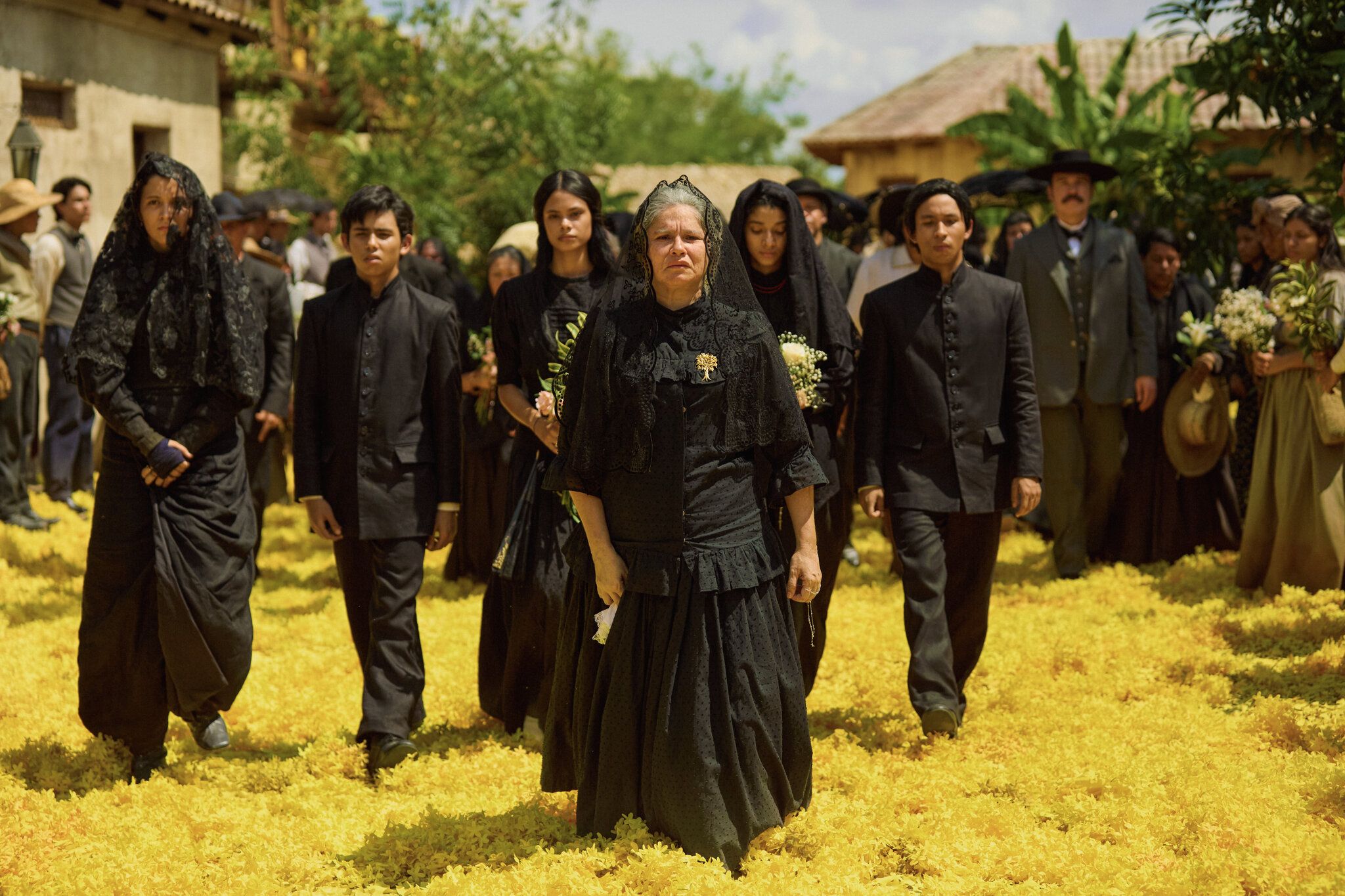 Funeral de José Arcadio Buendía tras la lluvia de pétalos en la versión de 'Cien años de soledad' de Netflix.